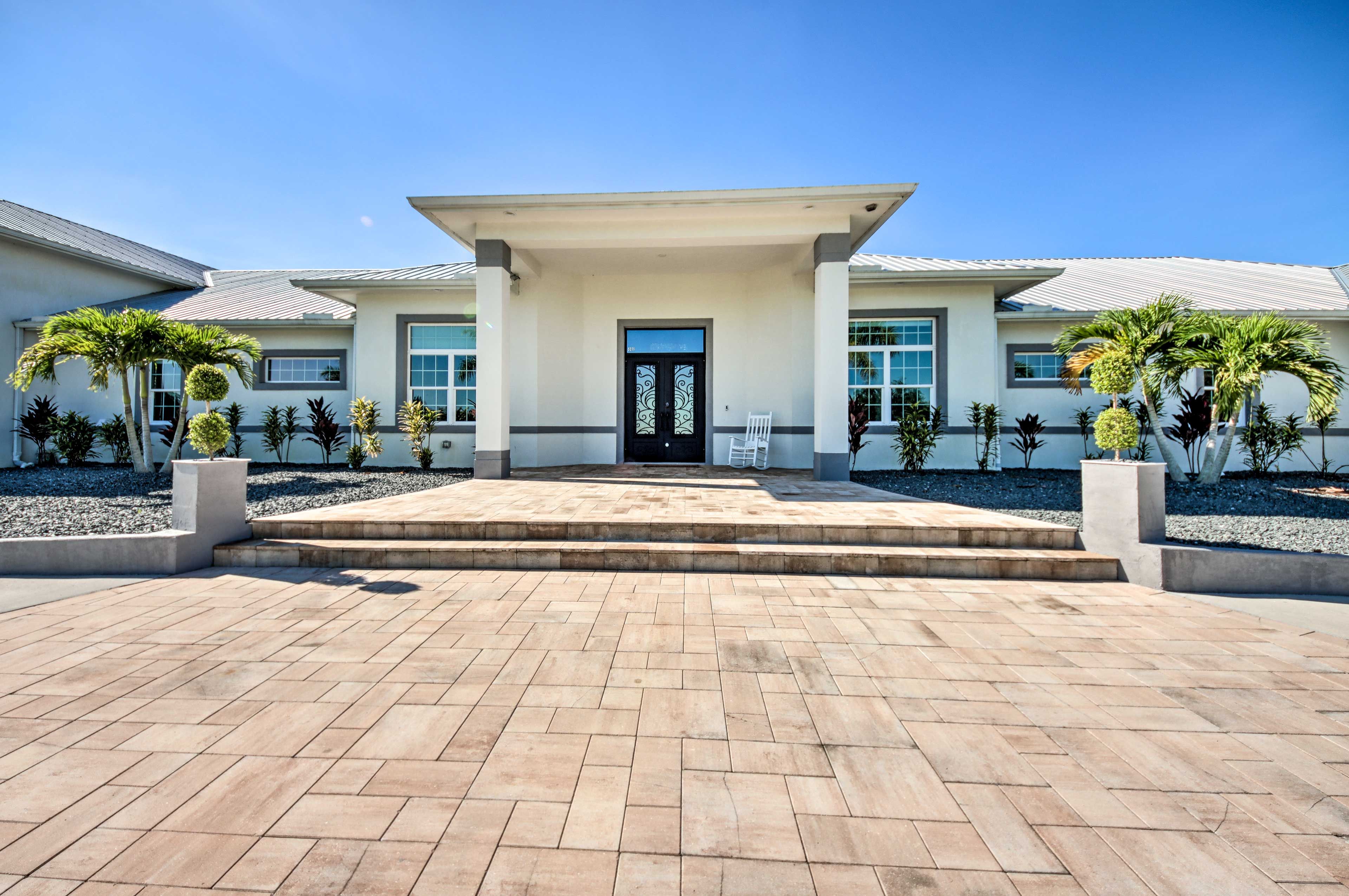 Front Entry | Keyless Entry | 1 Ring Doorbell Device (Facing Entryway)