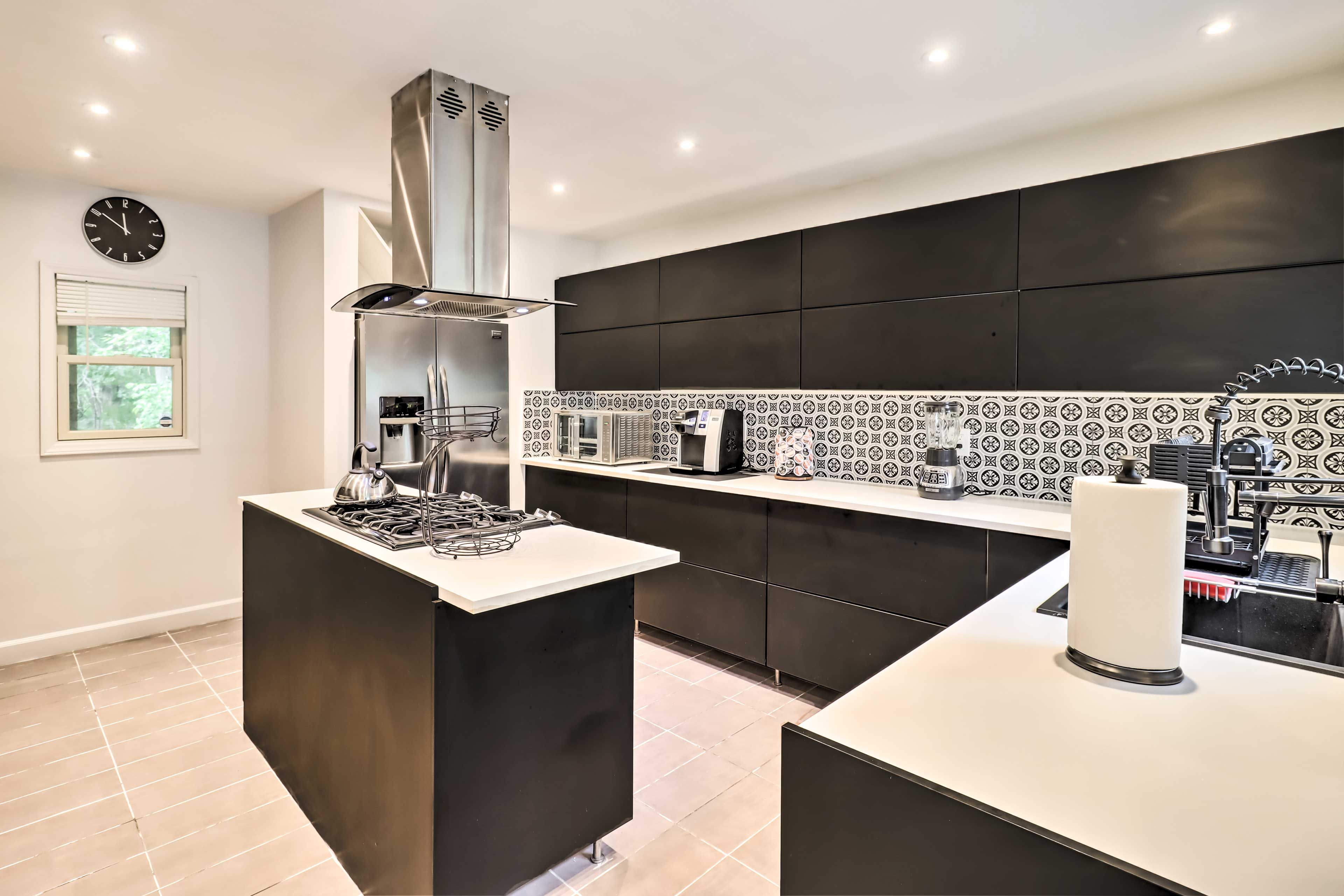 Gas Range | Dishwasher | Fridge w/ Ice Maker | Microwave | Coffee Maker