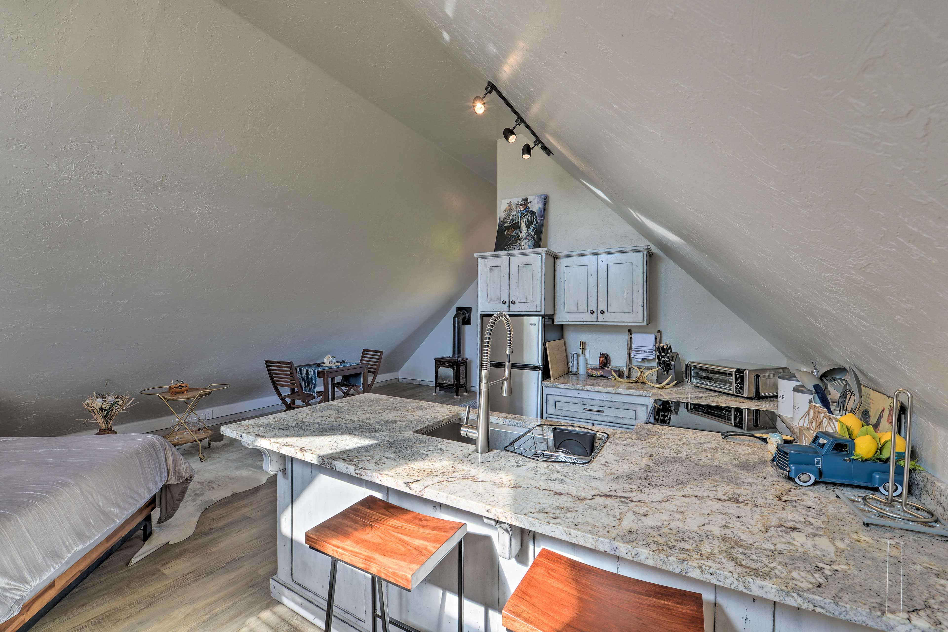 Detached Apartment Kitchen | Well-Equipped | Cooking Basics