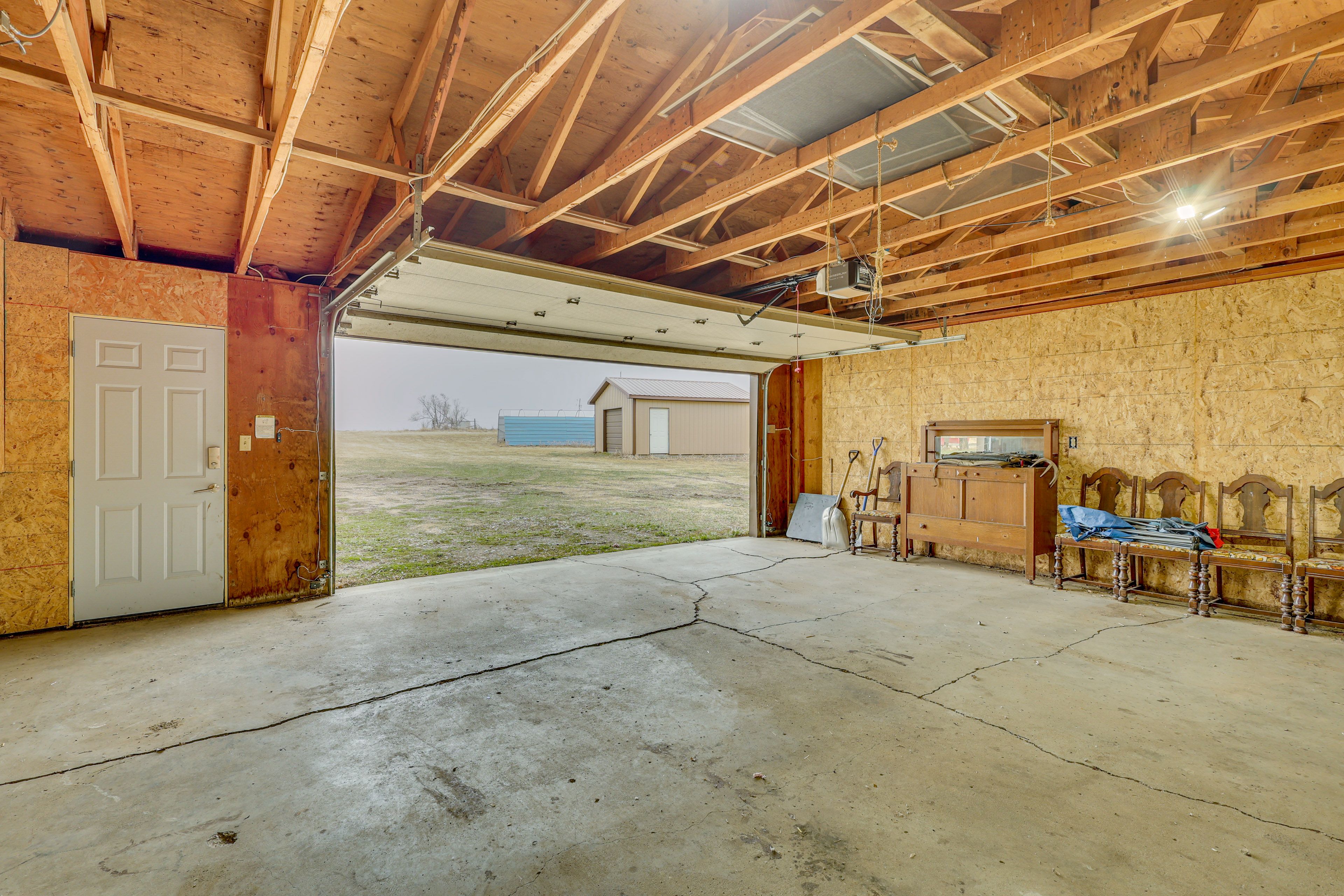 Garage & Driveway Parking | 5 Vehicles | Trailer Parking