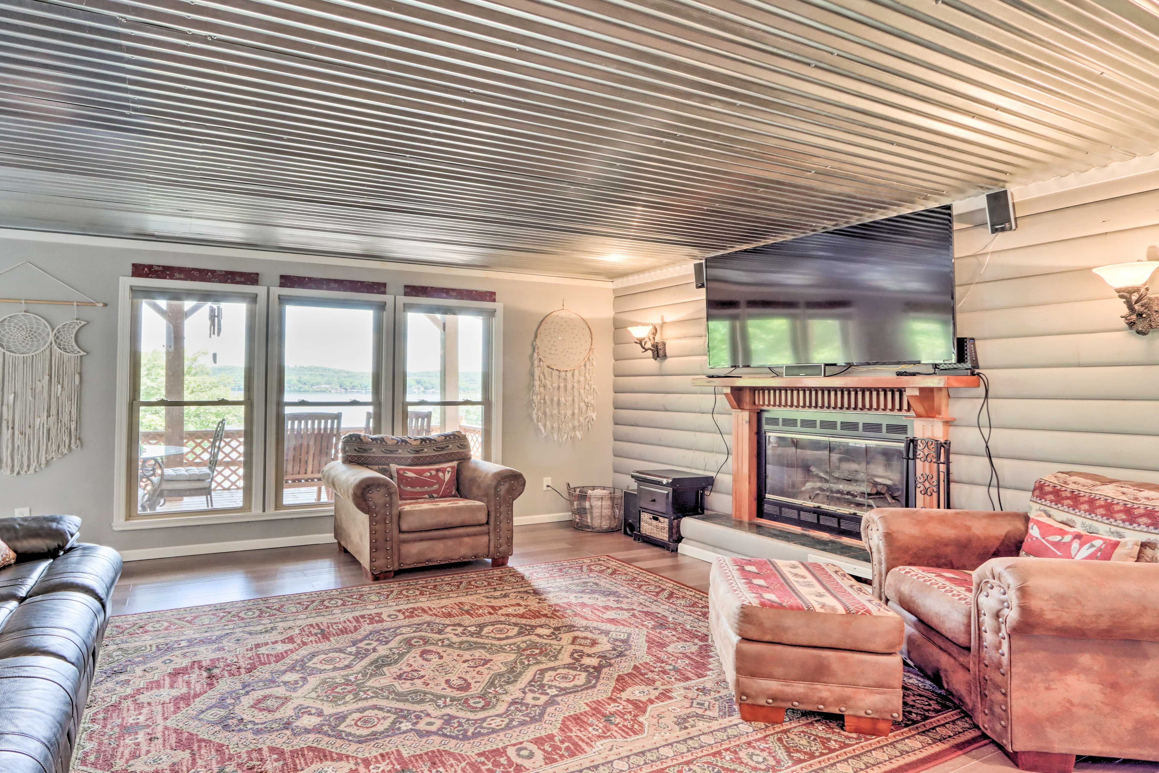 Living Room | Free WiFi | Smart TV | Fireplace | Central A/C