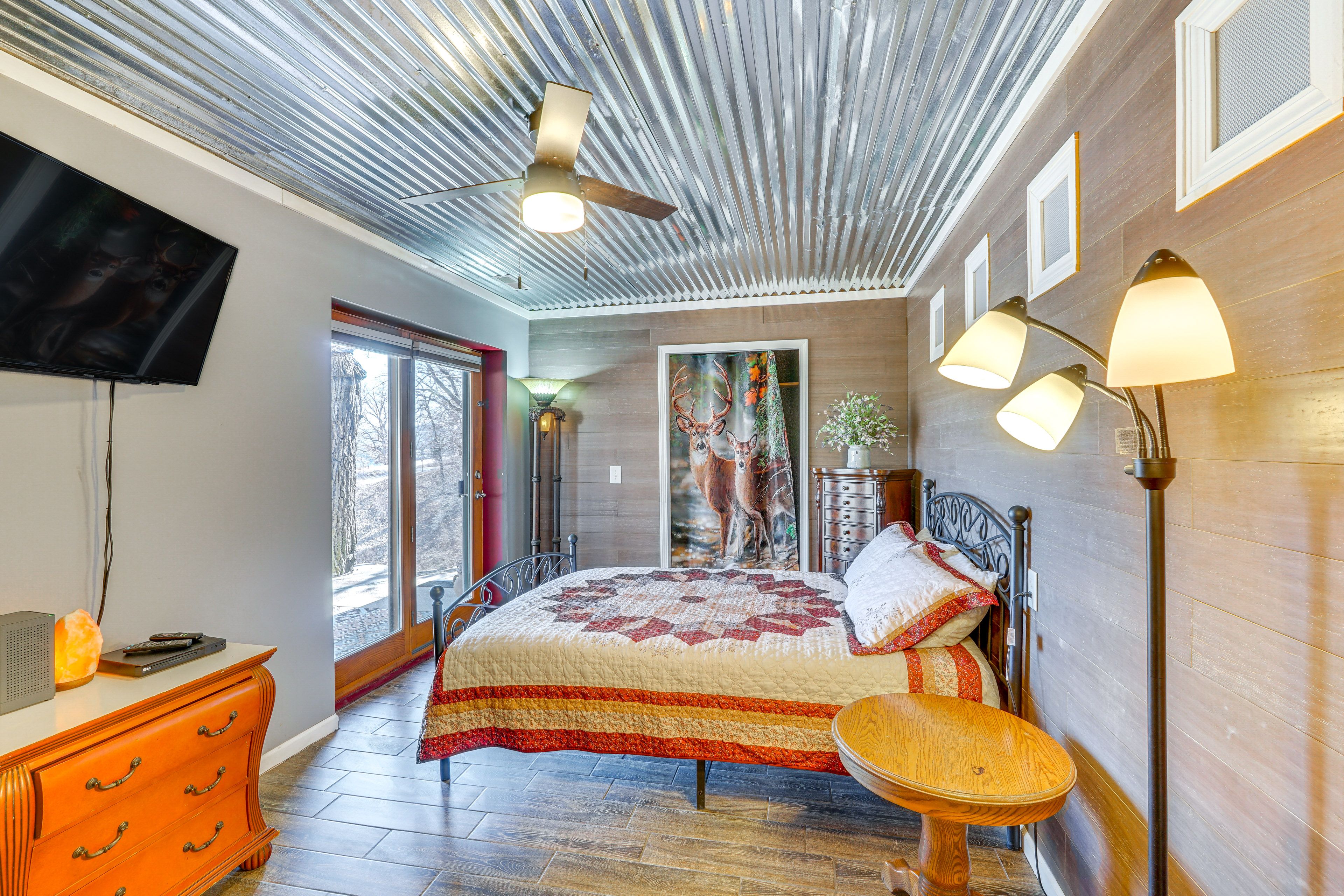 Bedroom 1 | Queen Bed