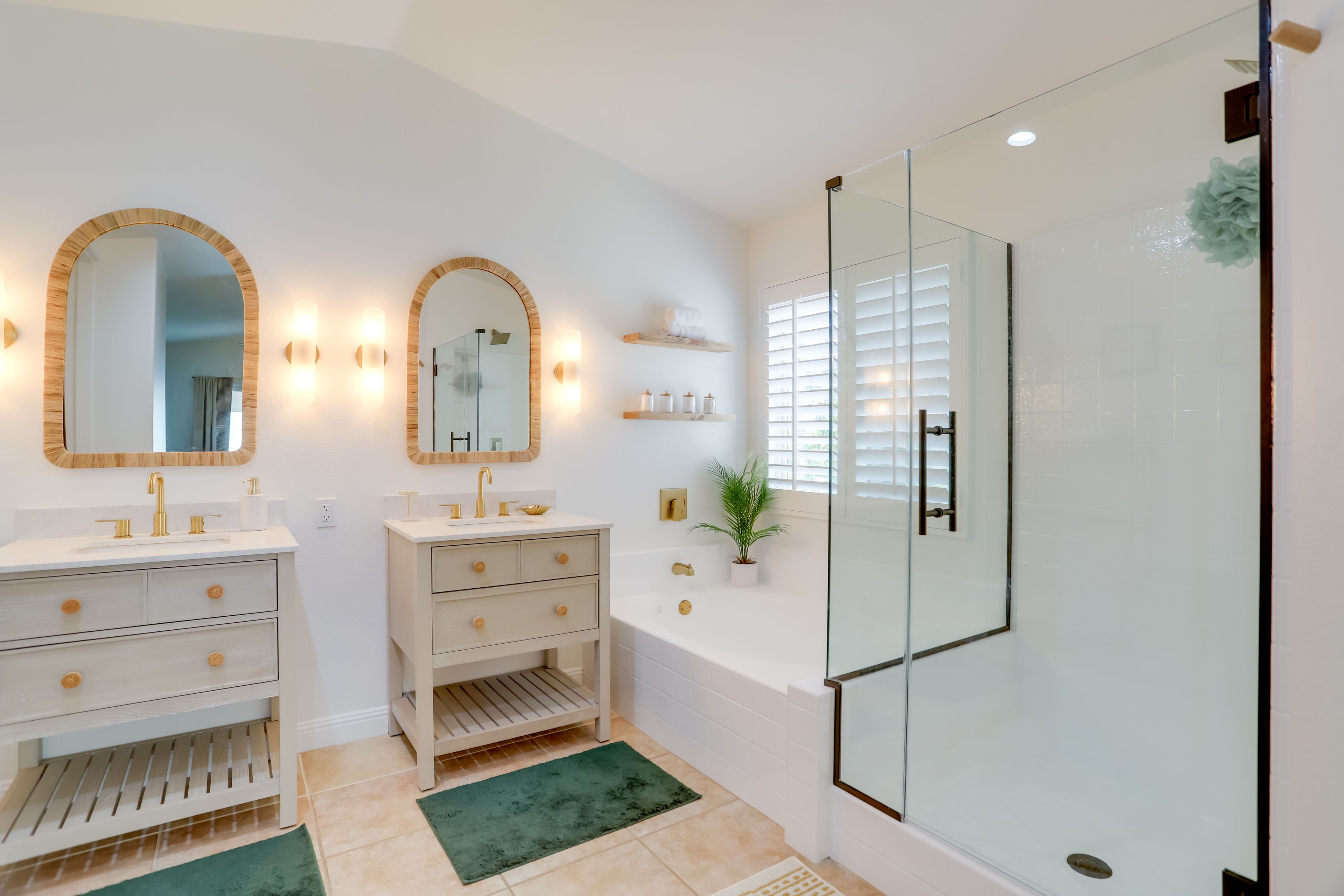 Full Bathroom | Towels Provided | Complimentary Toiletries