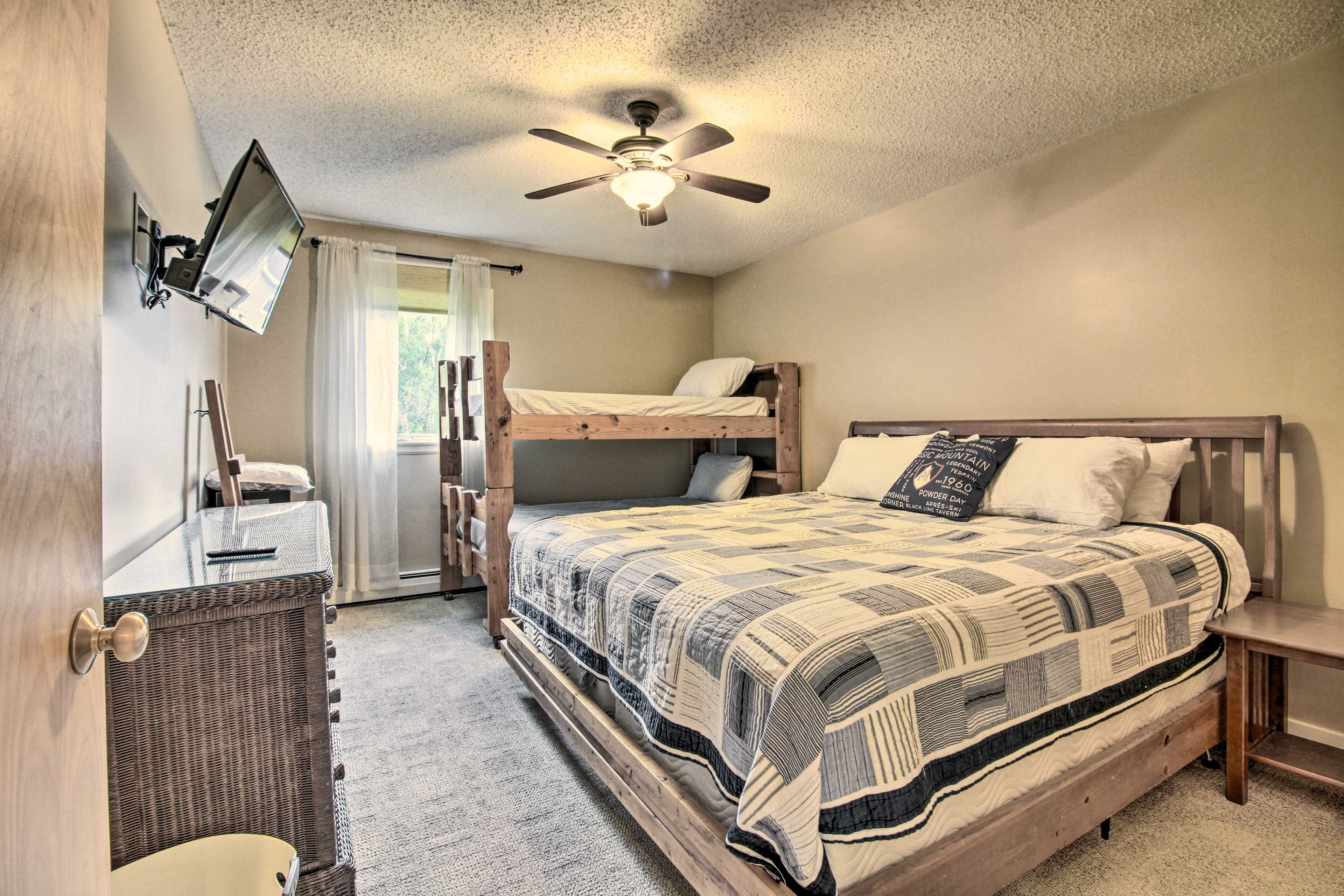 Bedroom | King Bed | Twin Bunk Bed | Linens Provided