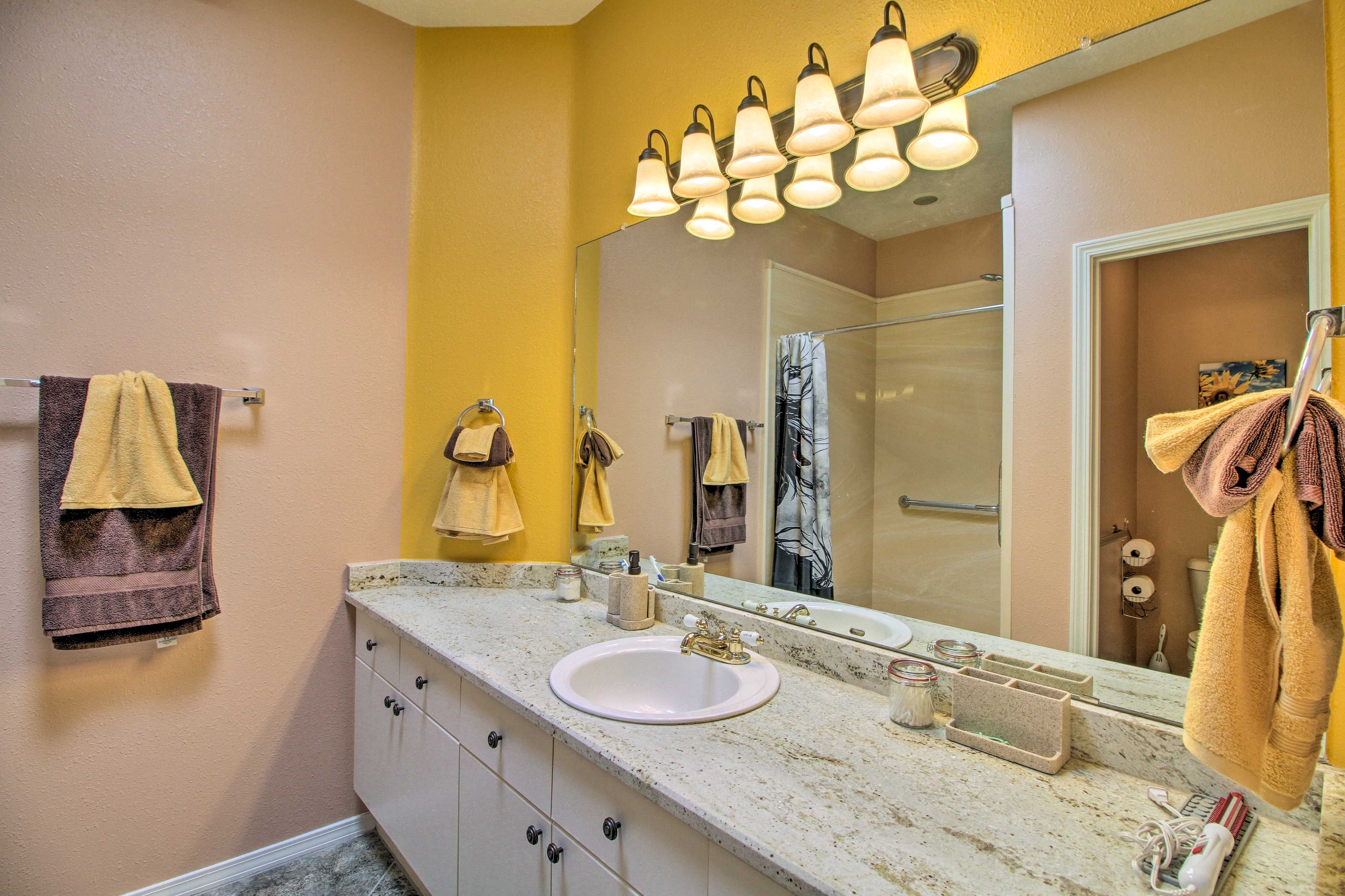 Full Bathroom | Complimentary Toiletries