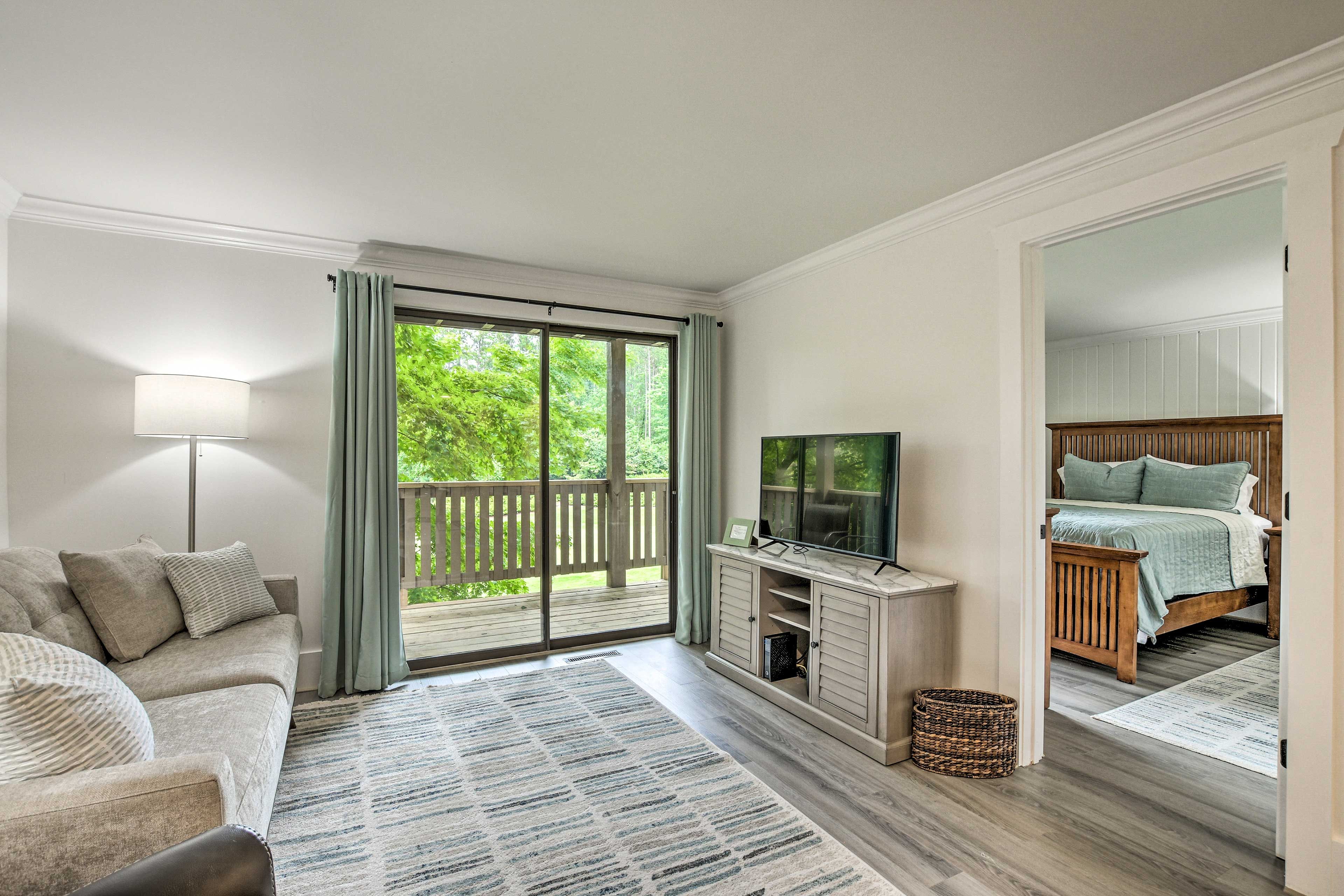 Living Room | Central A/C & Heating | Deck Access | Free WiFi | Smart TV