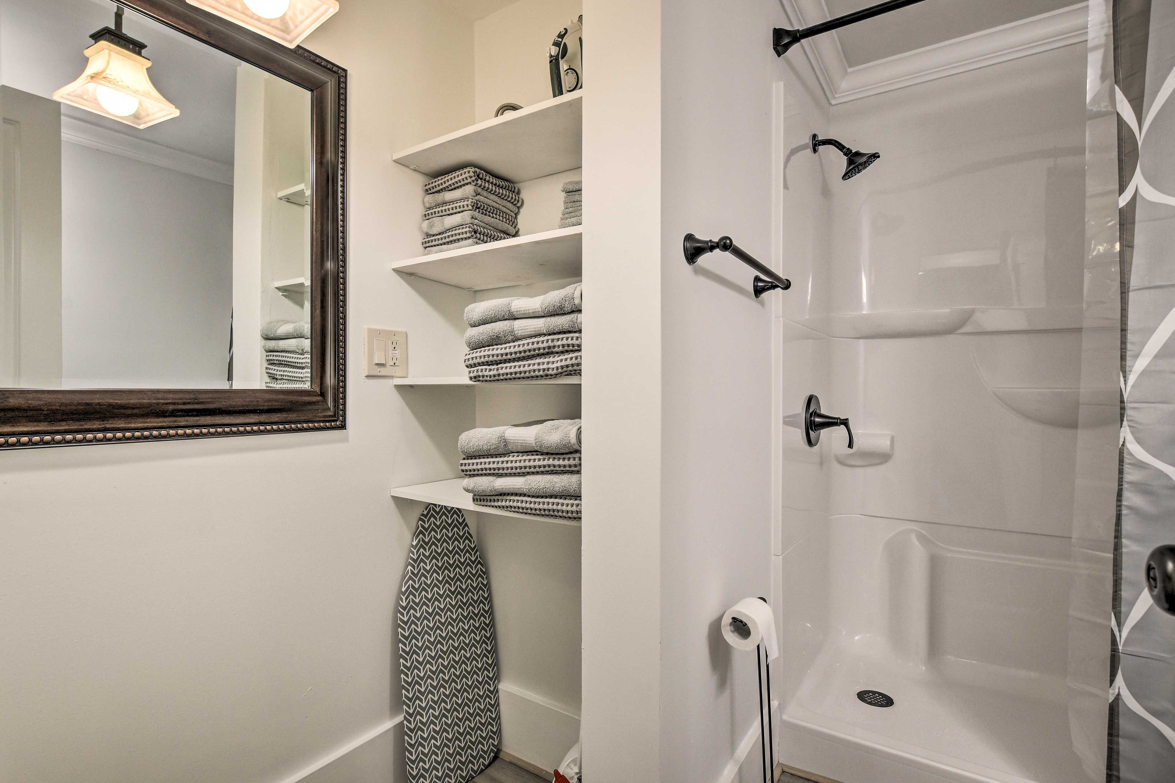 Full Bathroom | Towels Provided | Iron/Ironing Board