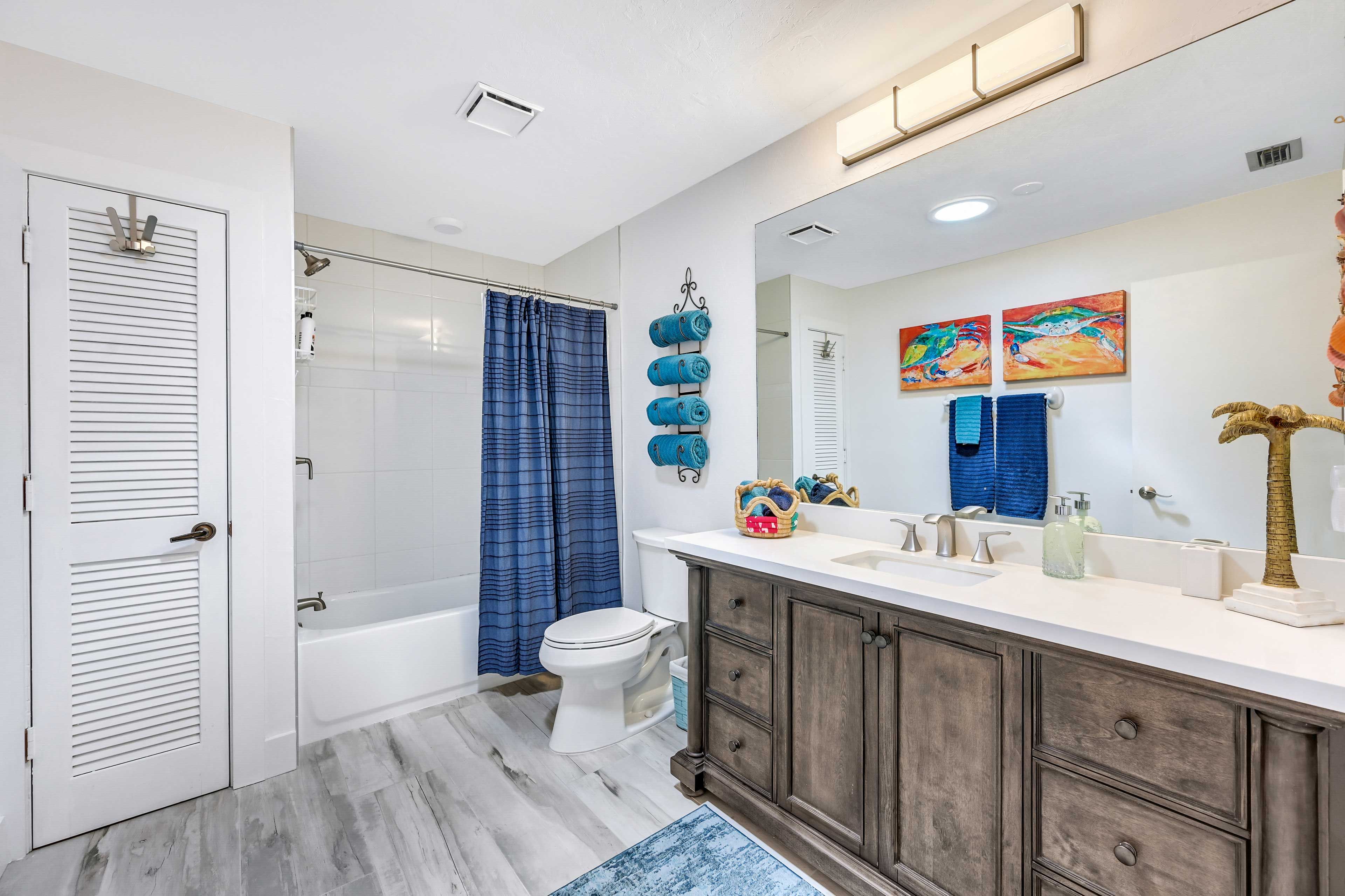 En-Suite Bathroom | Towels & Linens Provided