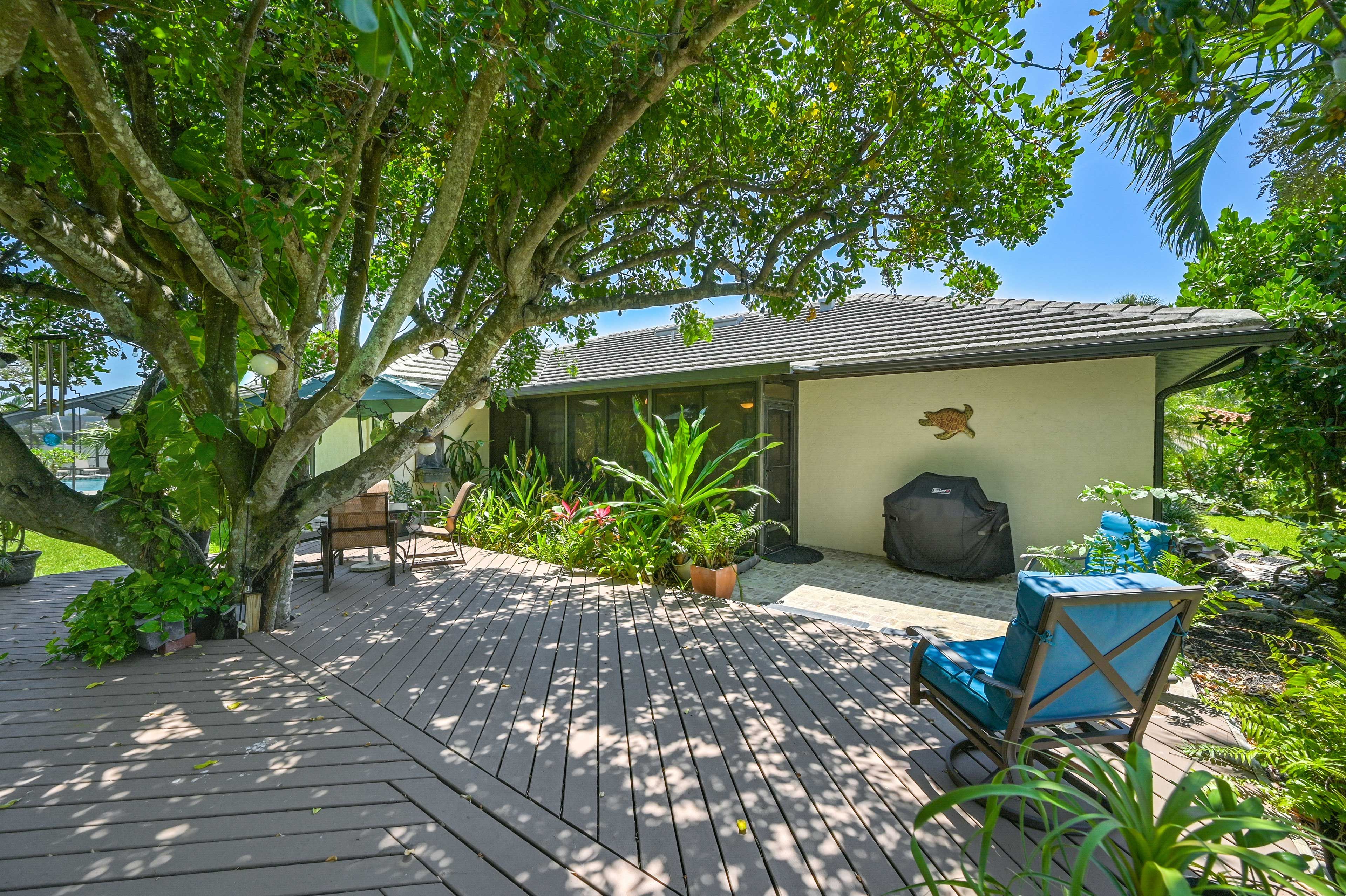 Deck | Gas Grill | Outdoor Dining | Loungers