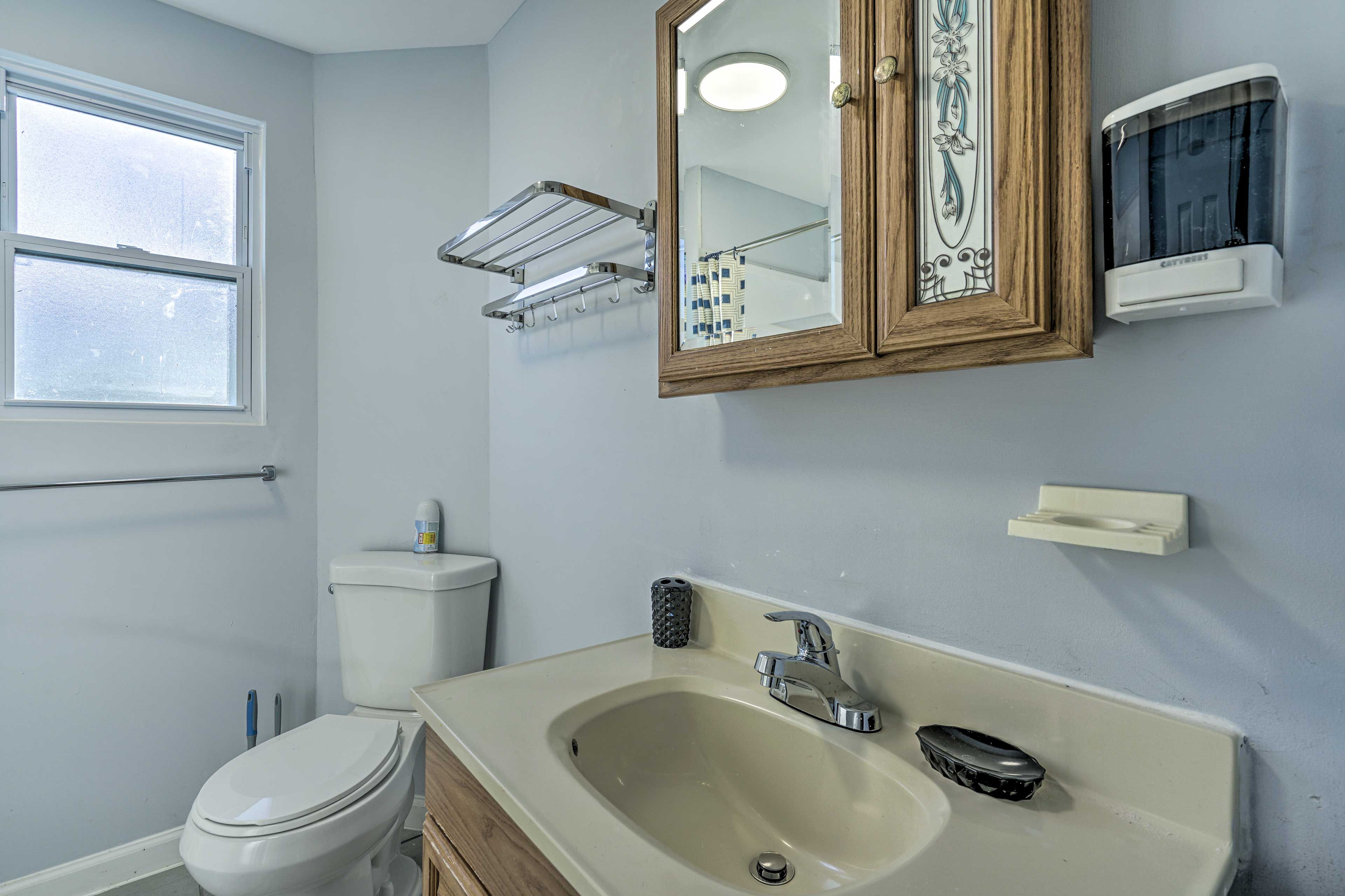 Full Bathroom | Complimentary Toiletries