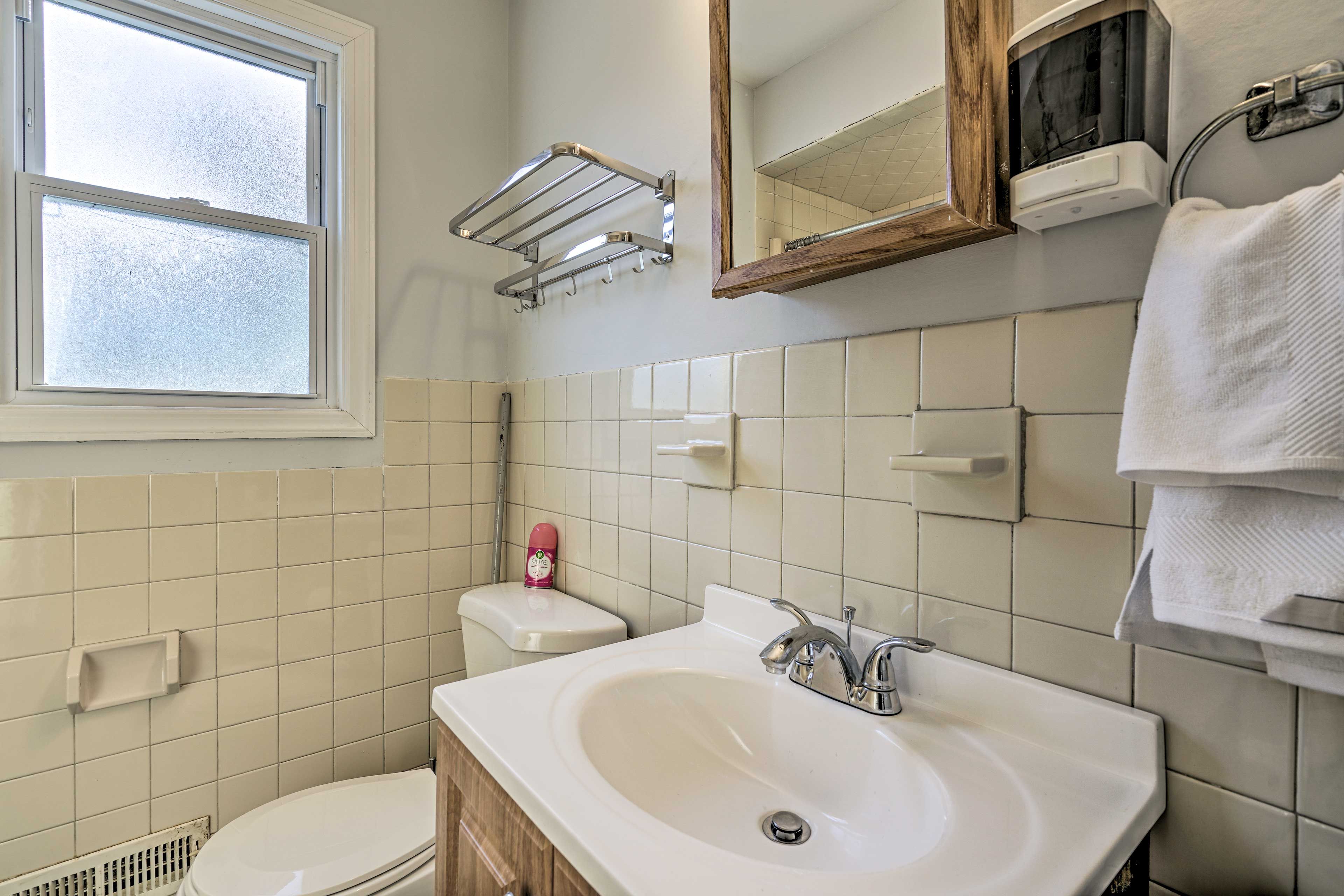 Full Bathroom | Towels Provided