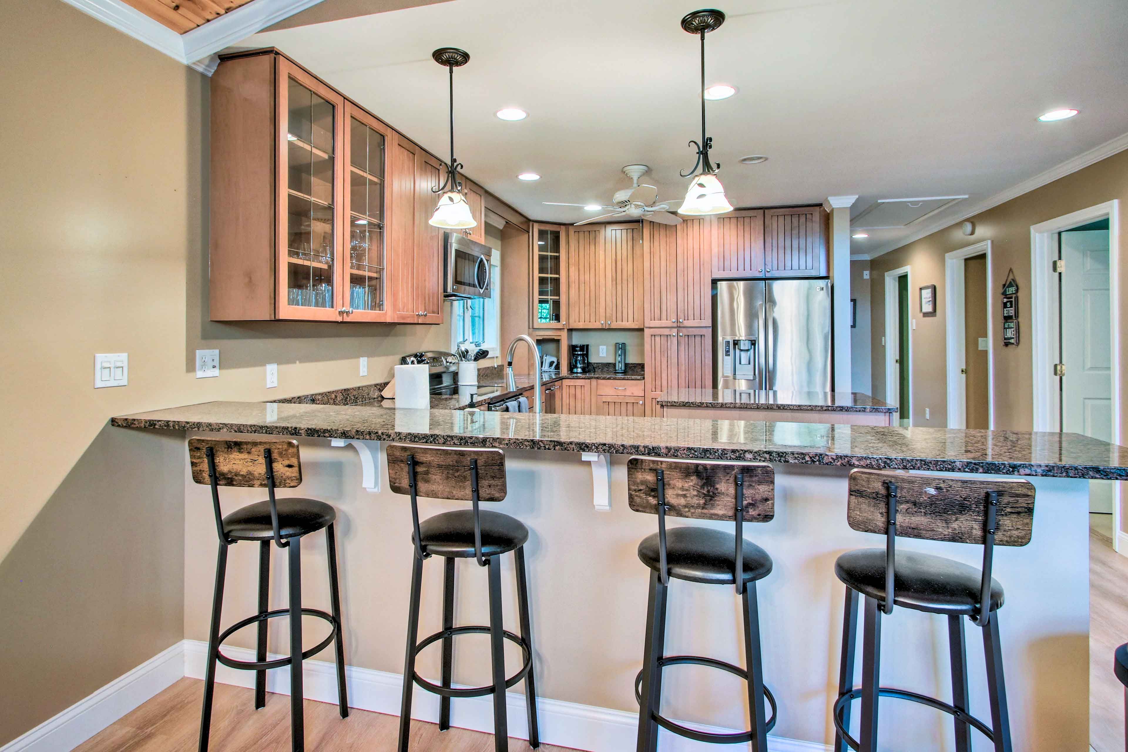 Breakfast Bar w/ Seating
