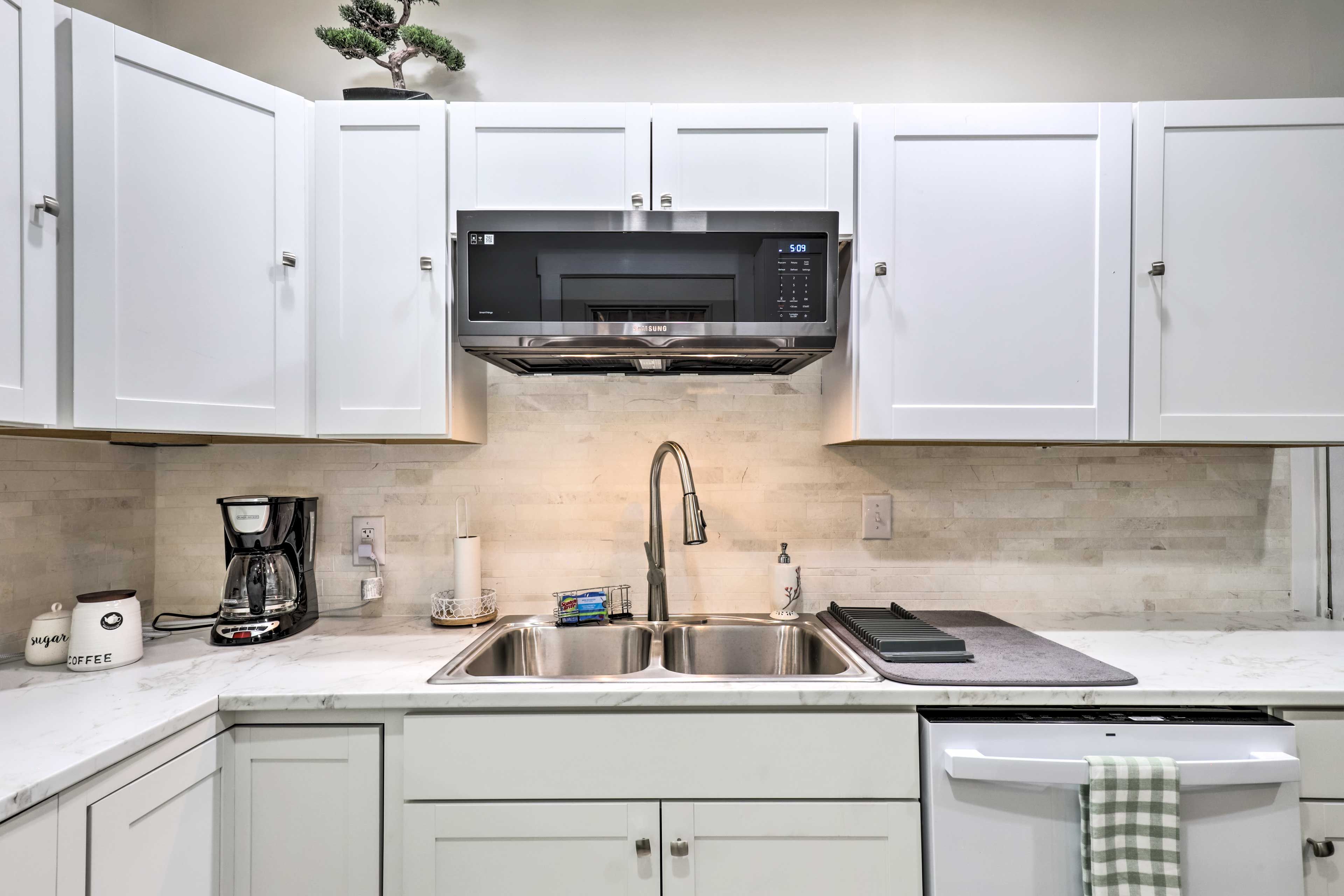 Kitchen | Drip Coffee Maker | Trash Bags & Paper Towels Provided