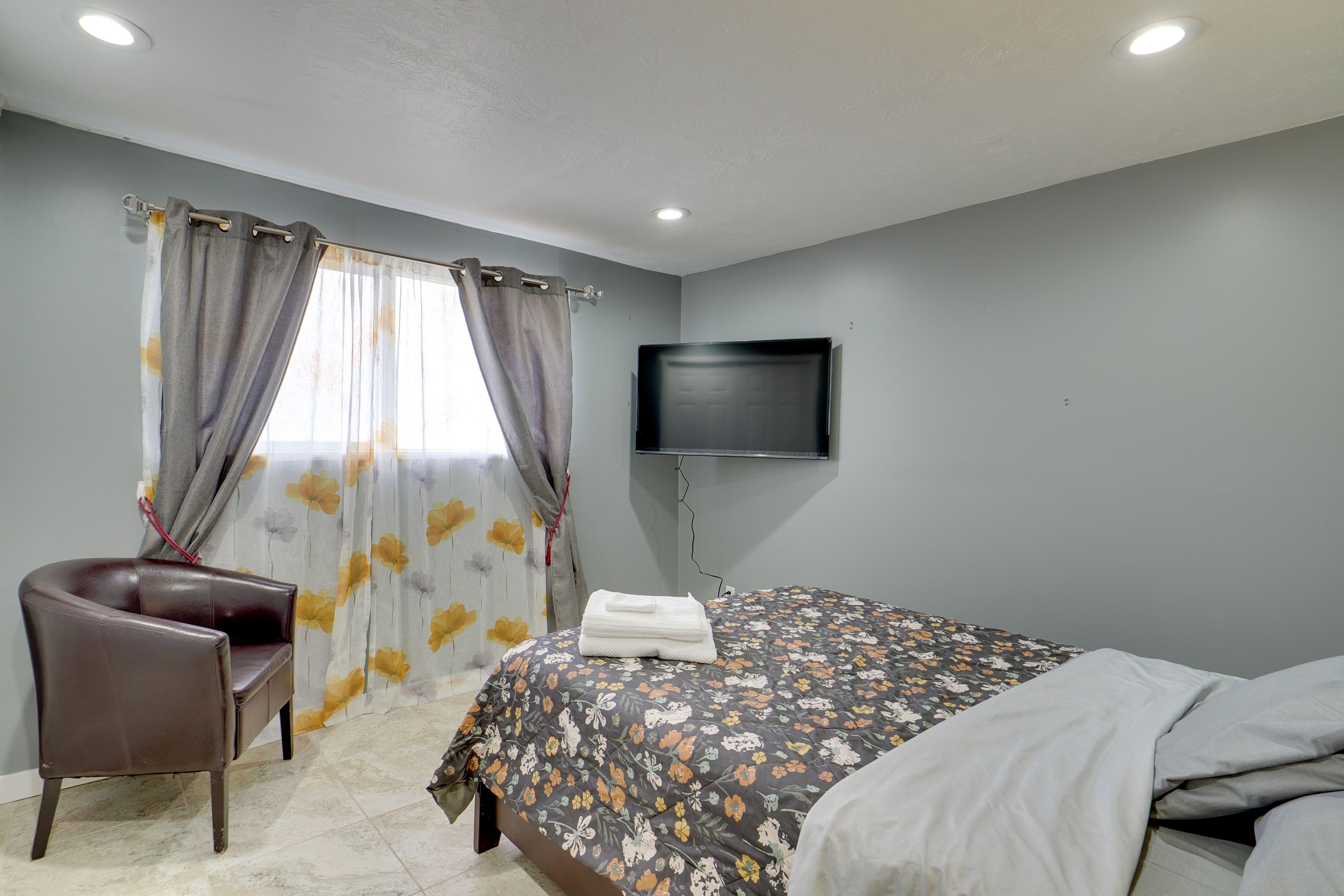 Bedroom 2 | Queen Bed