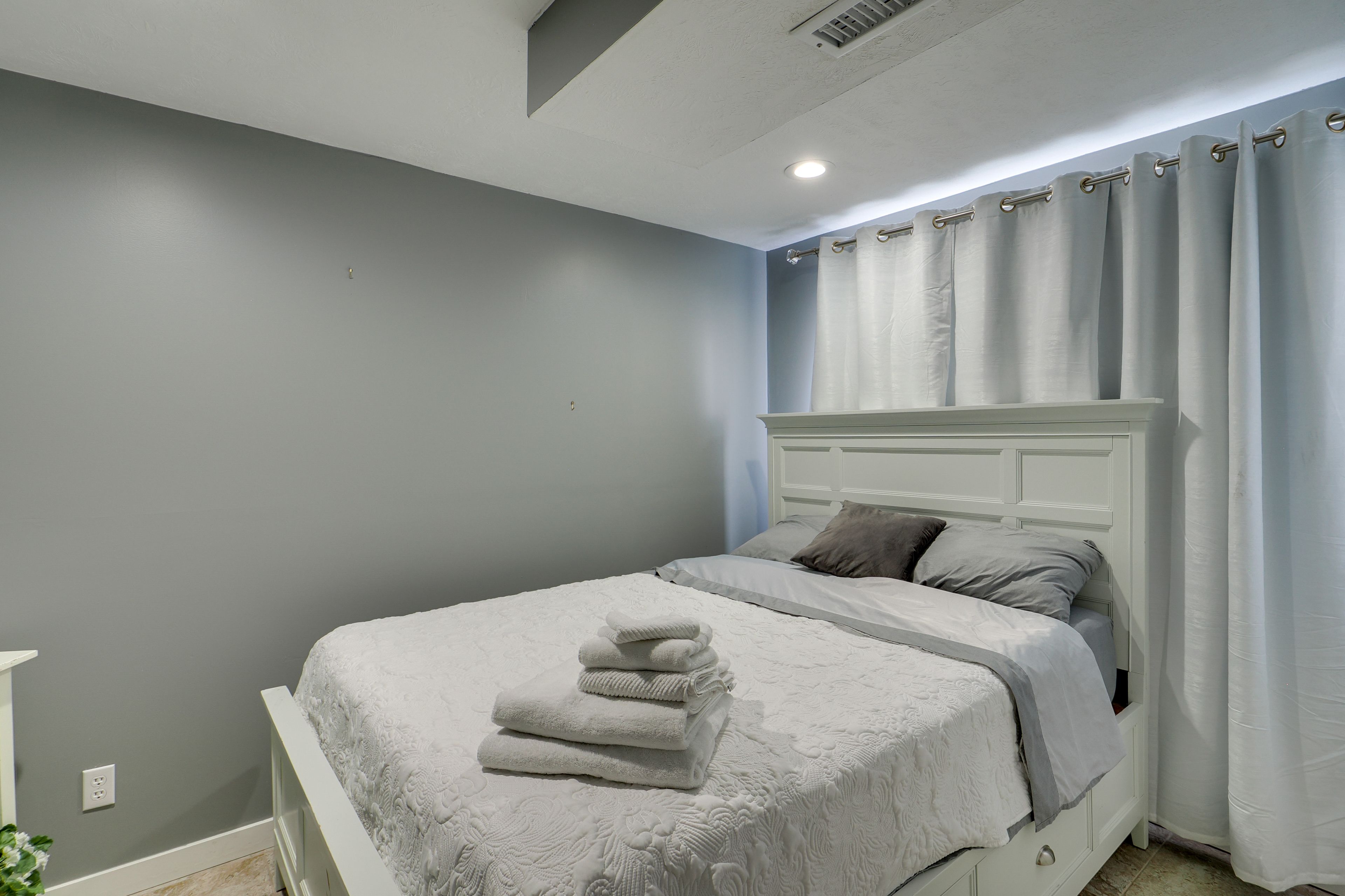 Bedroom 3 | Queen Bed