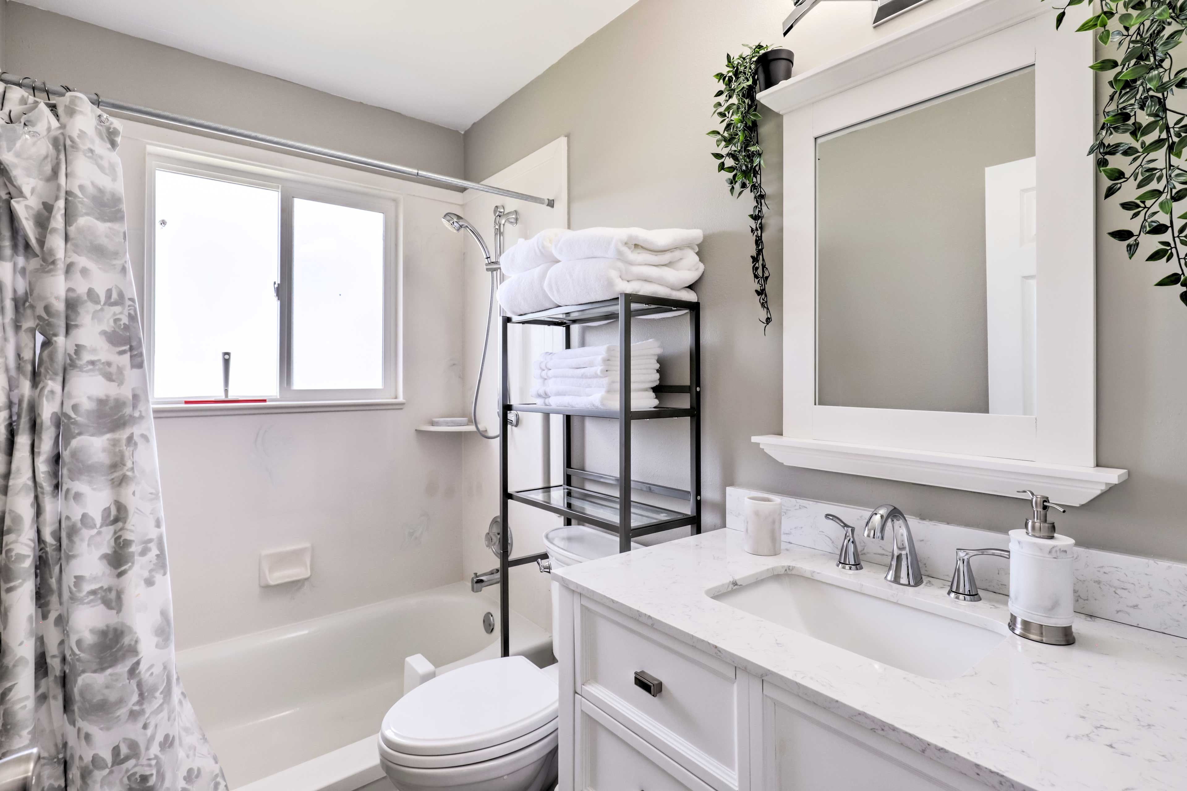 Full Bathroom | Complimentary Toiletries Provided