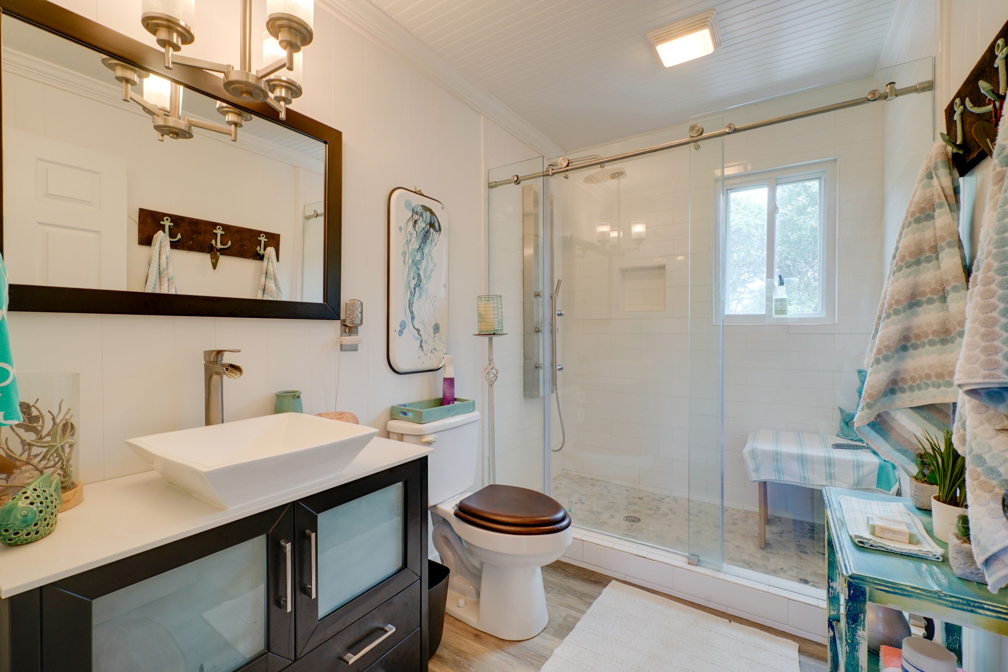 Full Bathroom | Towels Provided