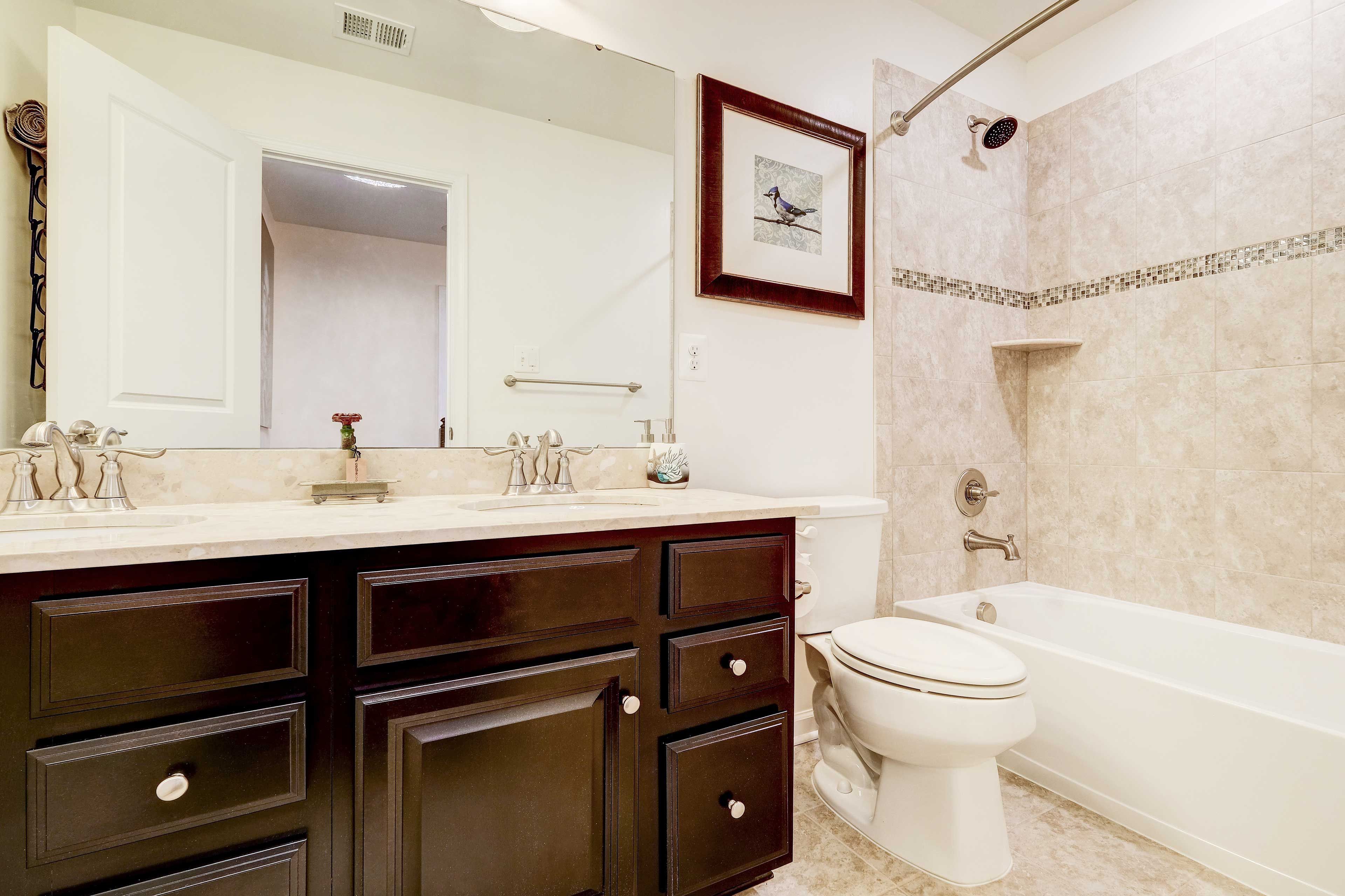 Full Bathroom | Complimentary Toiletries