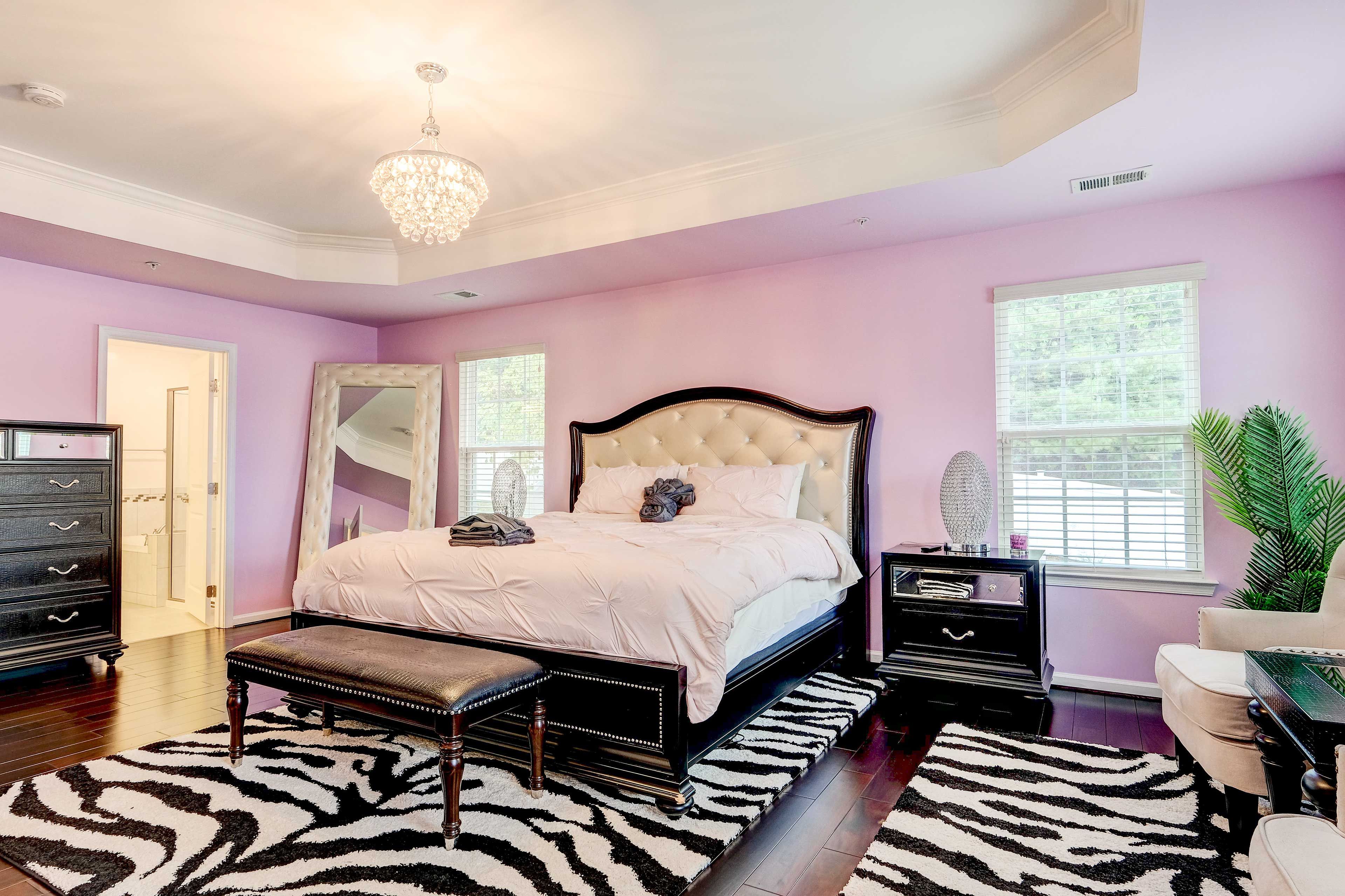 Bedroom 1 | California King Bed | Smart TV | En-Suite Bathroom | 2nd Floor