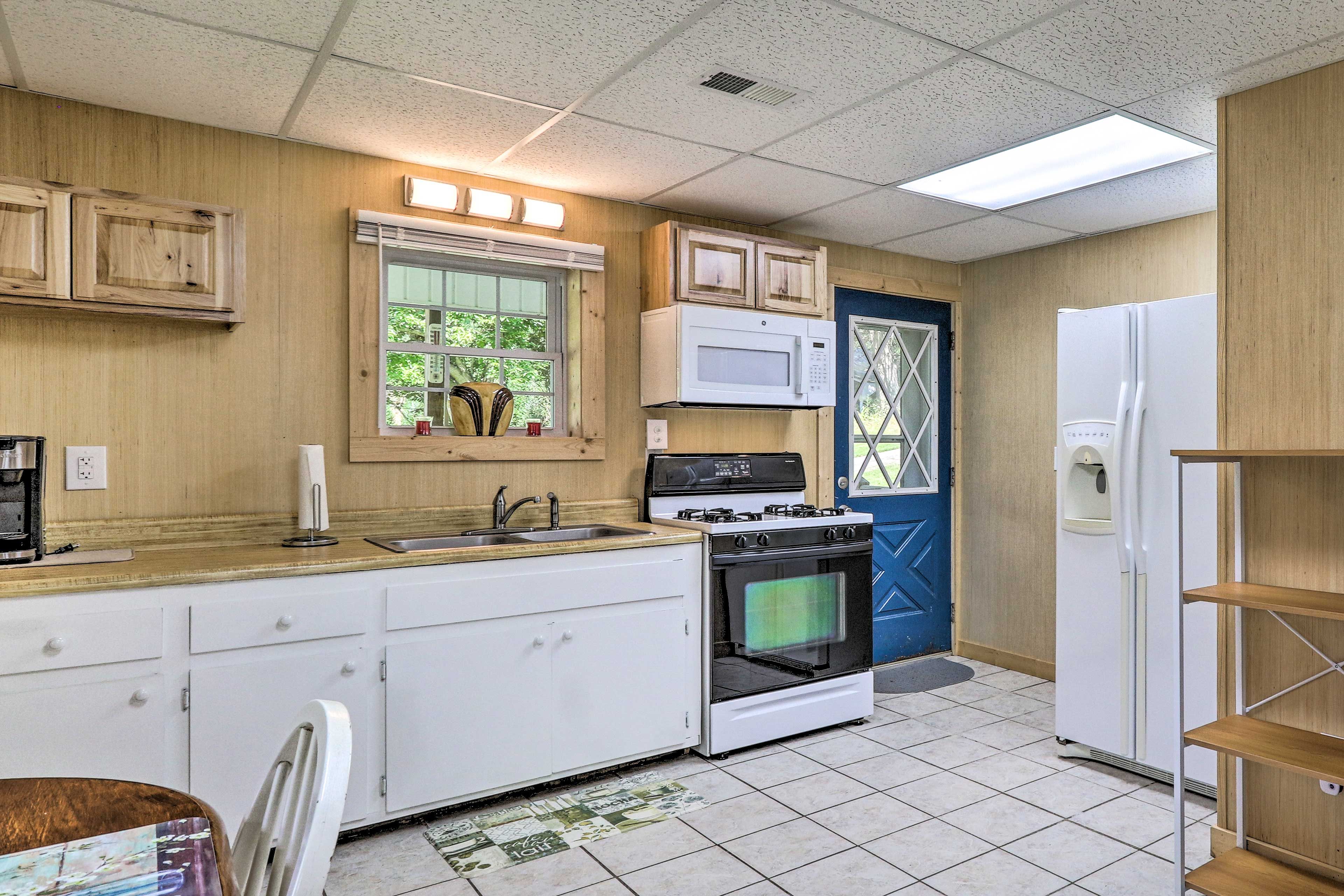 Kitchen | Cooking Basics | Paper Towels/Trash Bags Provided