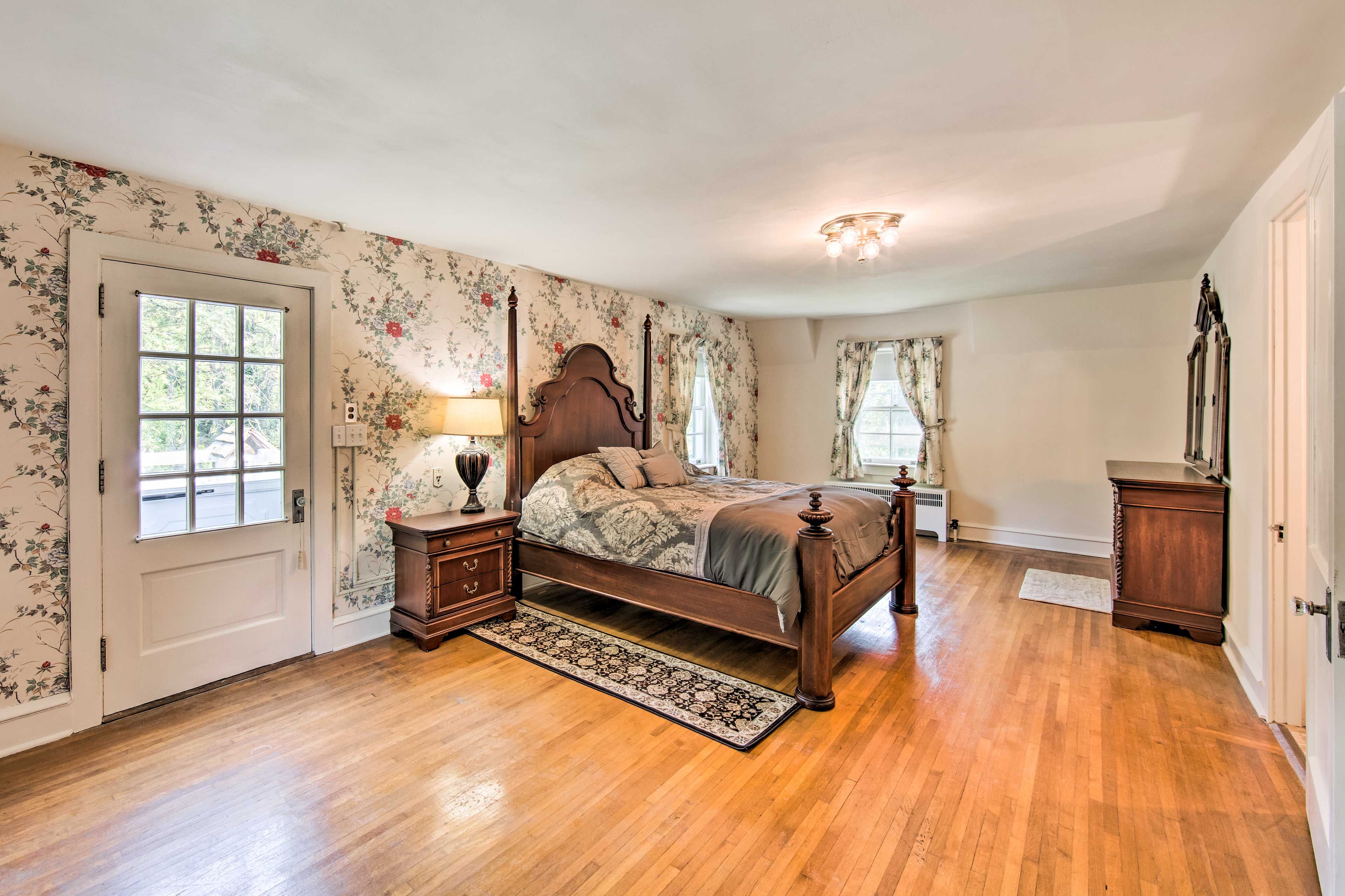 Bedroom 3 | Queen Bed | En-Suite Bathroom | Balcony Access | 2nd Floor