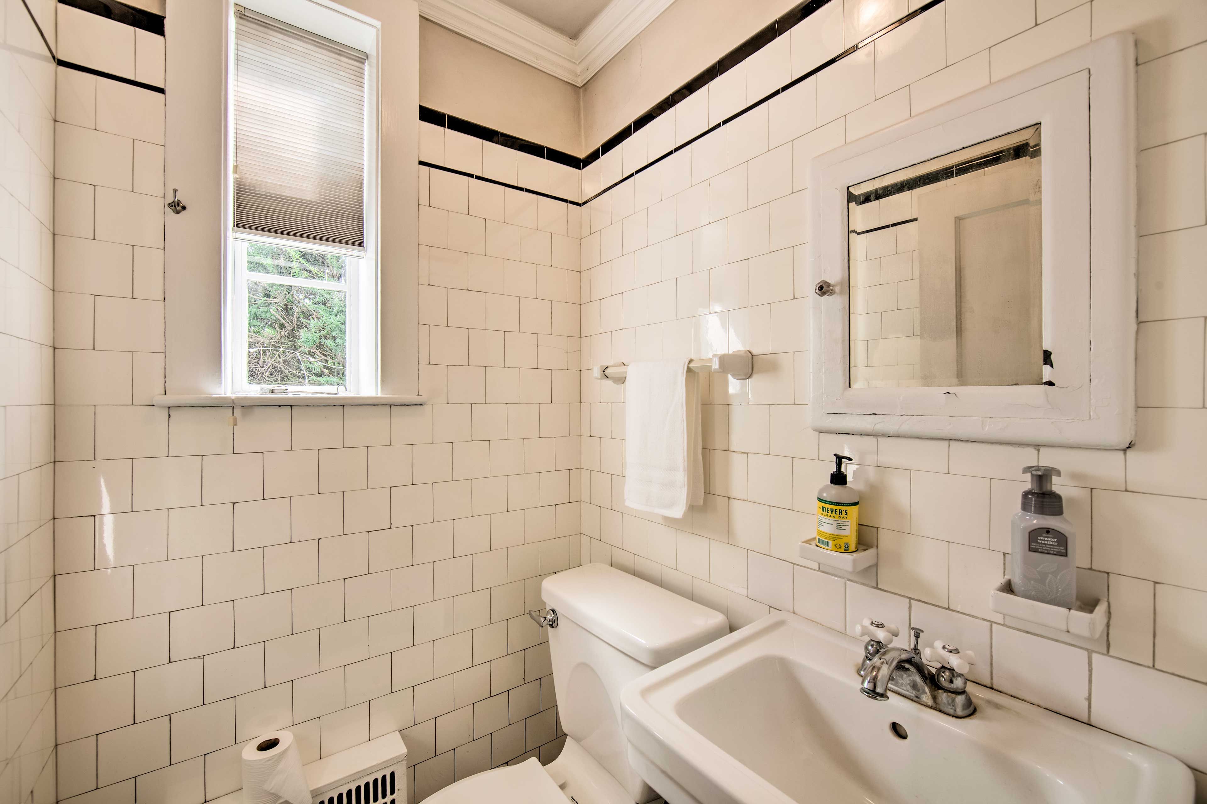 Half Bathroom | Towels Provided | Complimentary Toiletries | 2nd Floor