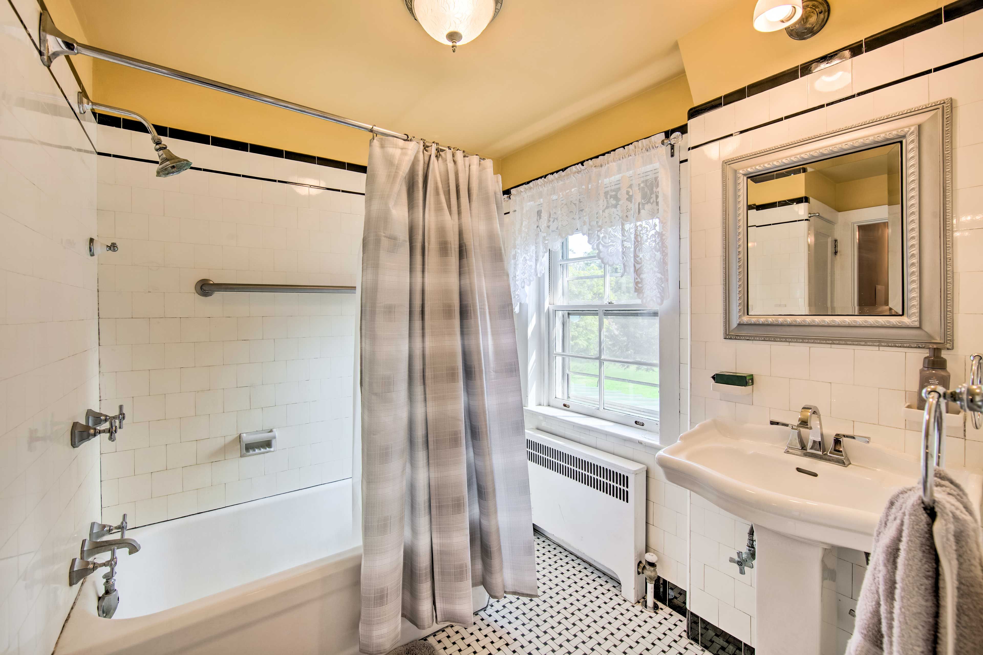 En-Suite Bathroom | Towels Provided | Complimentary Toiletries | 2nd Floor