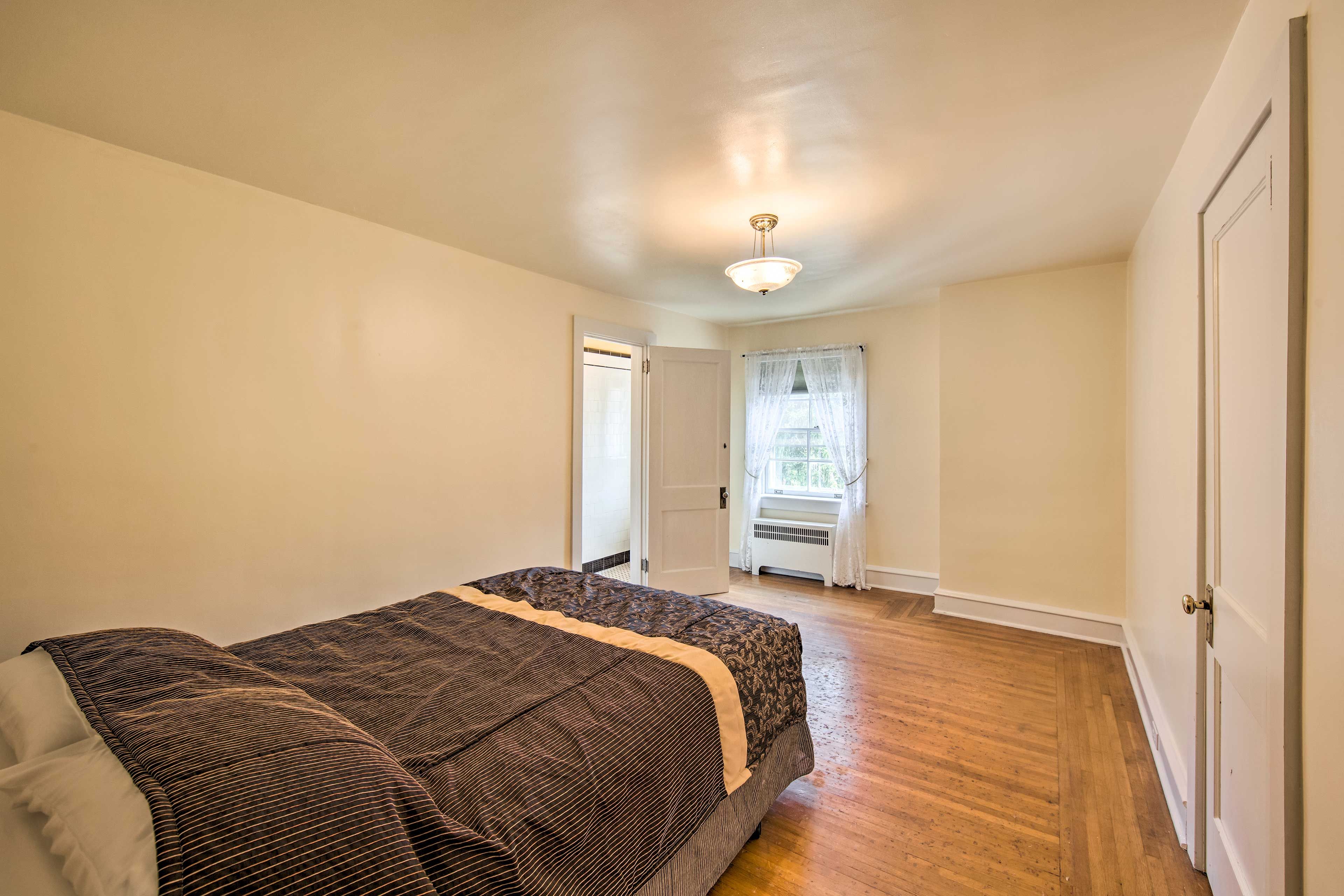 Bedroom 1 | Queen Bed | En-Suite Bathroom | 2nd Floor