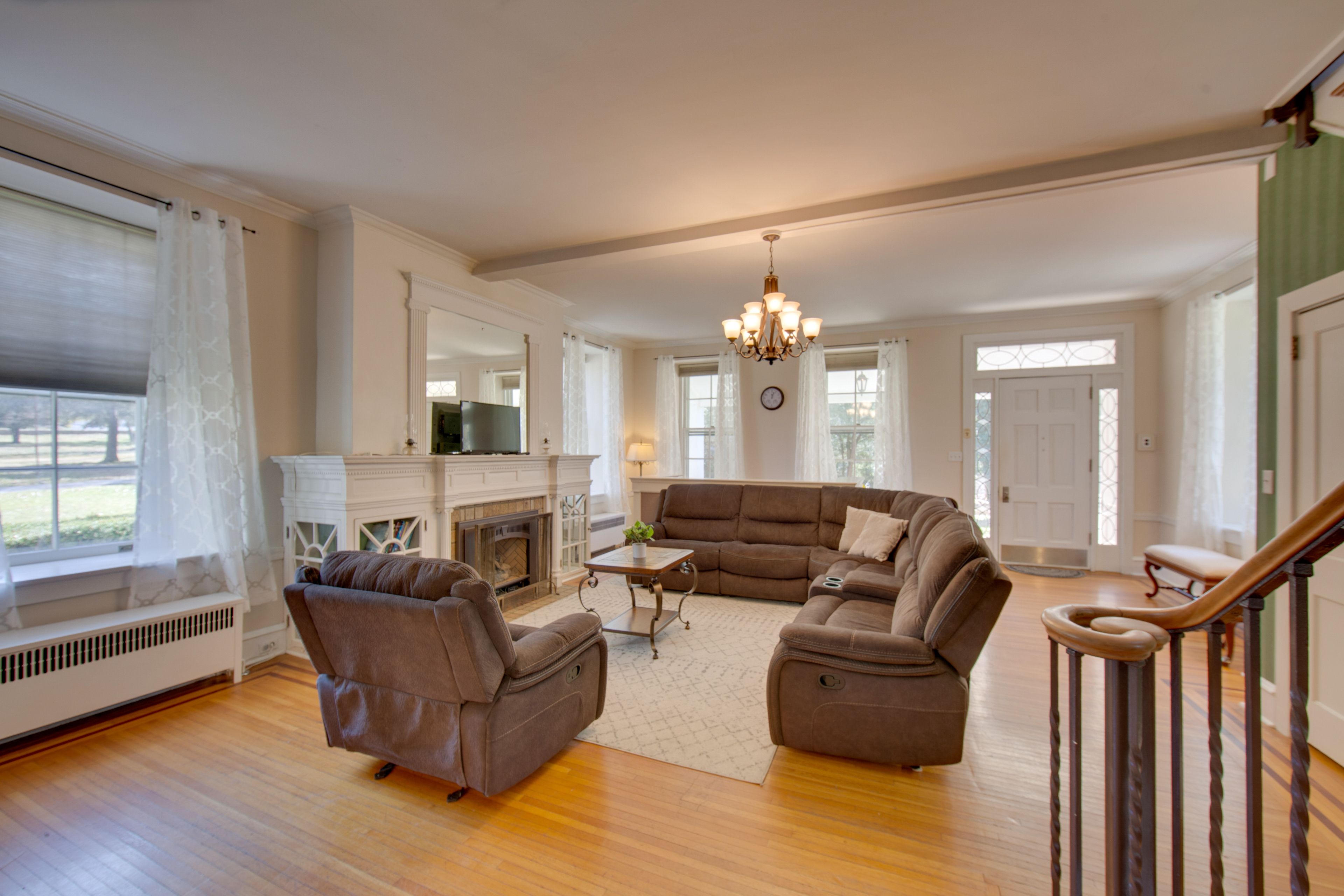 Living Room | Smart TV w/ Cable | Free WiFi | 1st Floor