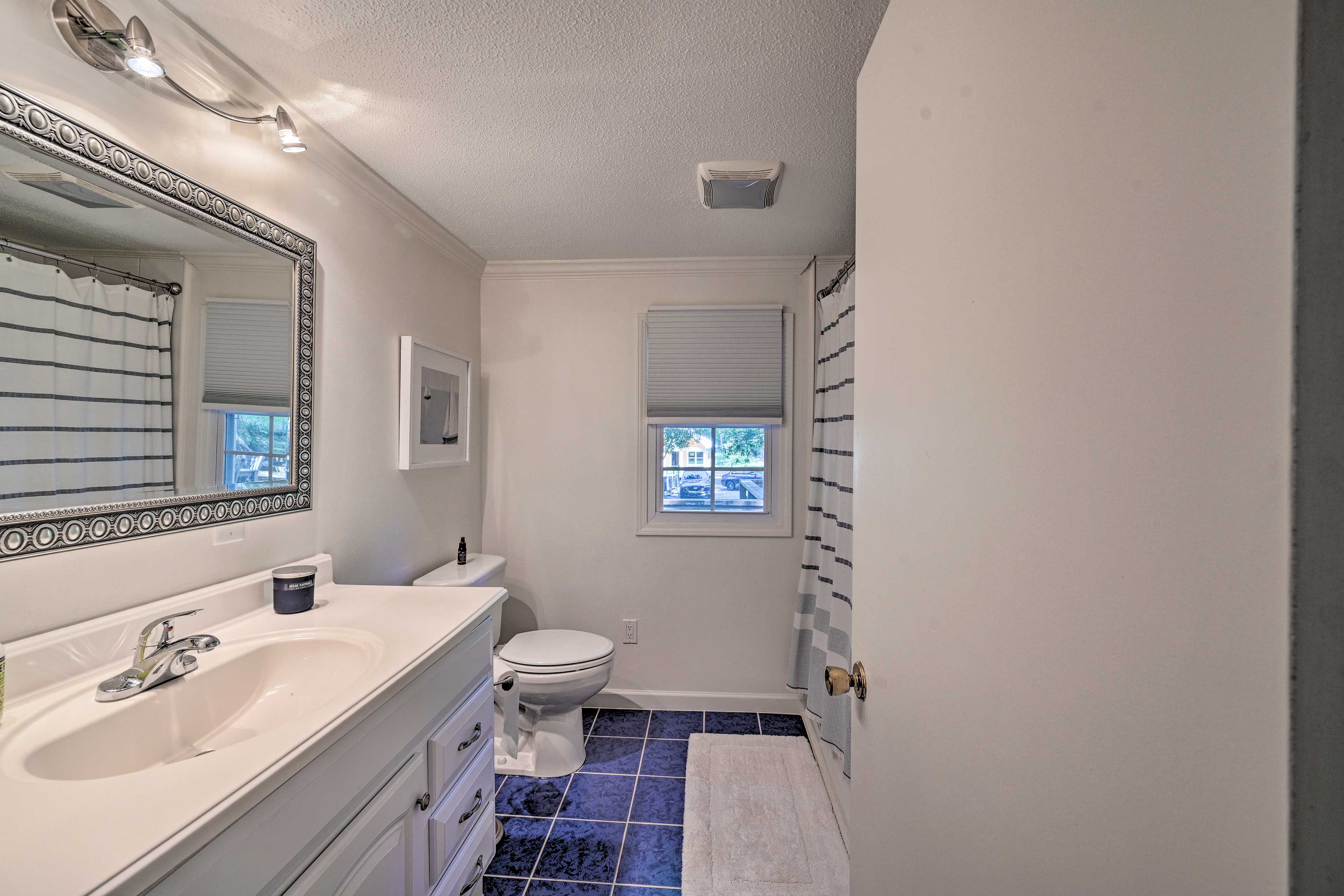 Full Bathroom | 2nd Floor | Complimentary Toiletries