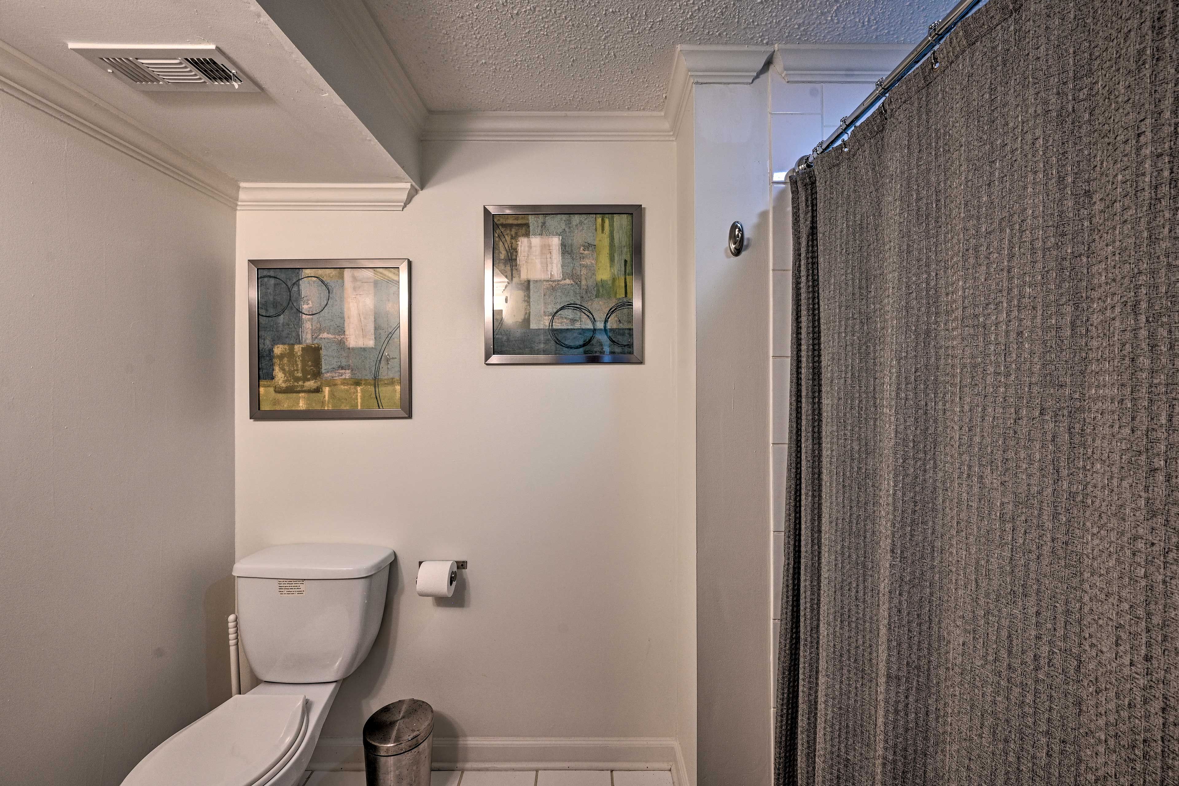 Full Bathroom | 1st Floor | Complimentary Toiletries