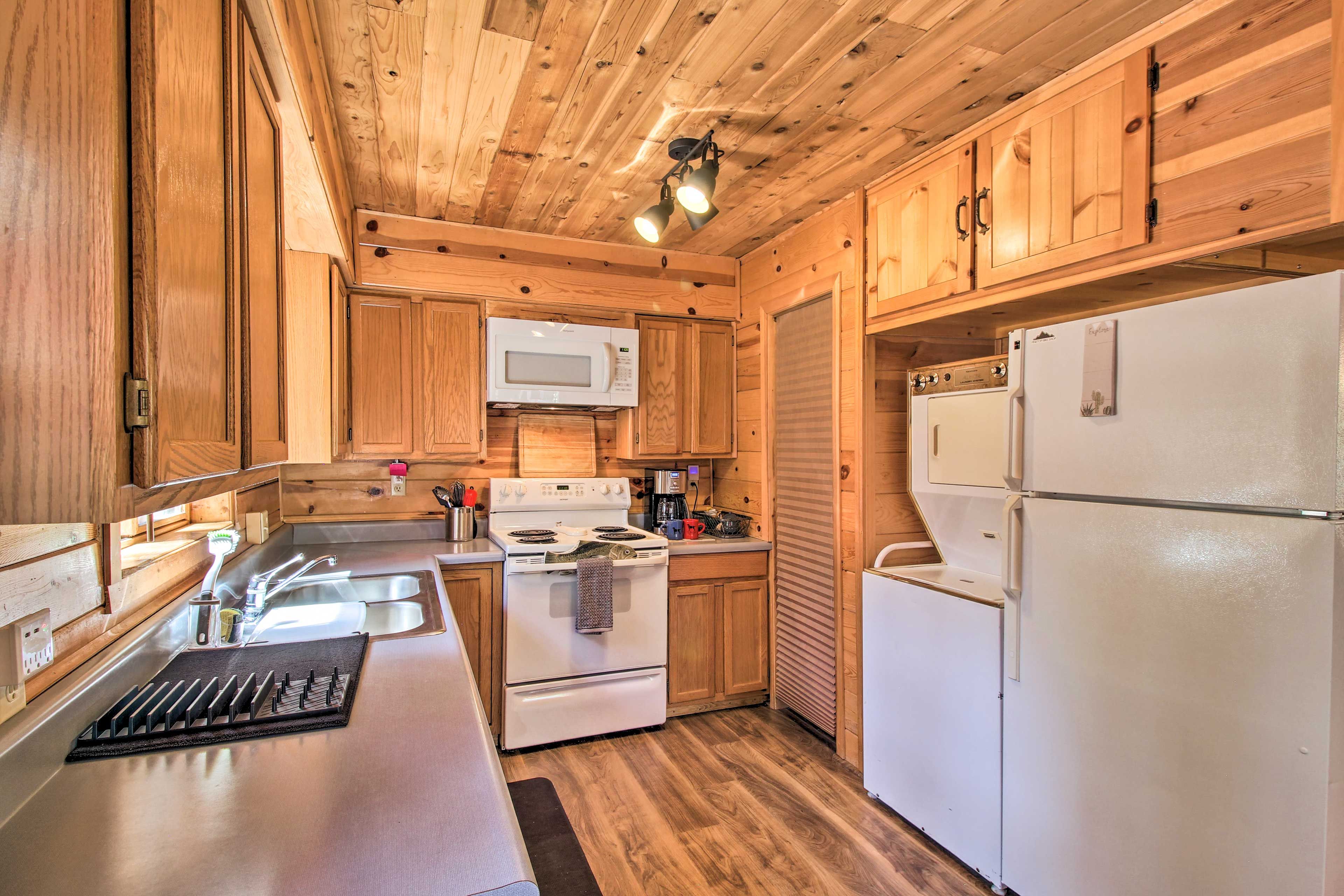 Full Kitchen | Dishwasher | Fridge | Electric Range | Microwave | Laundry