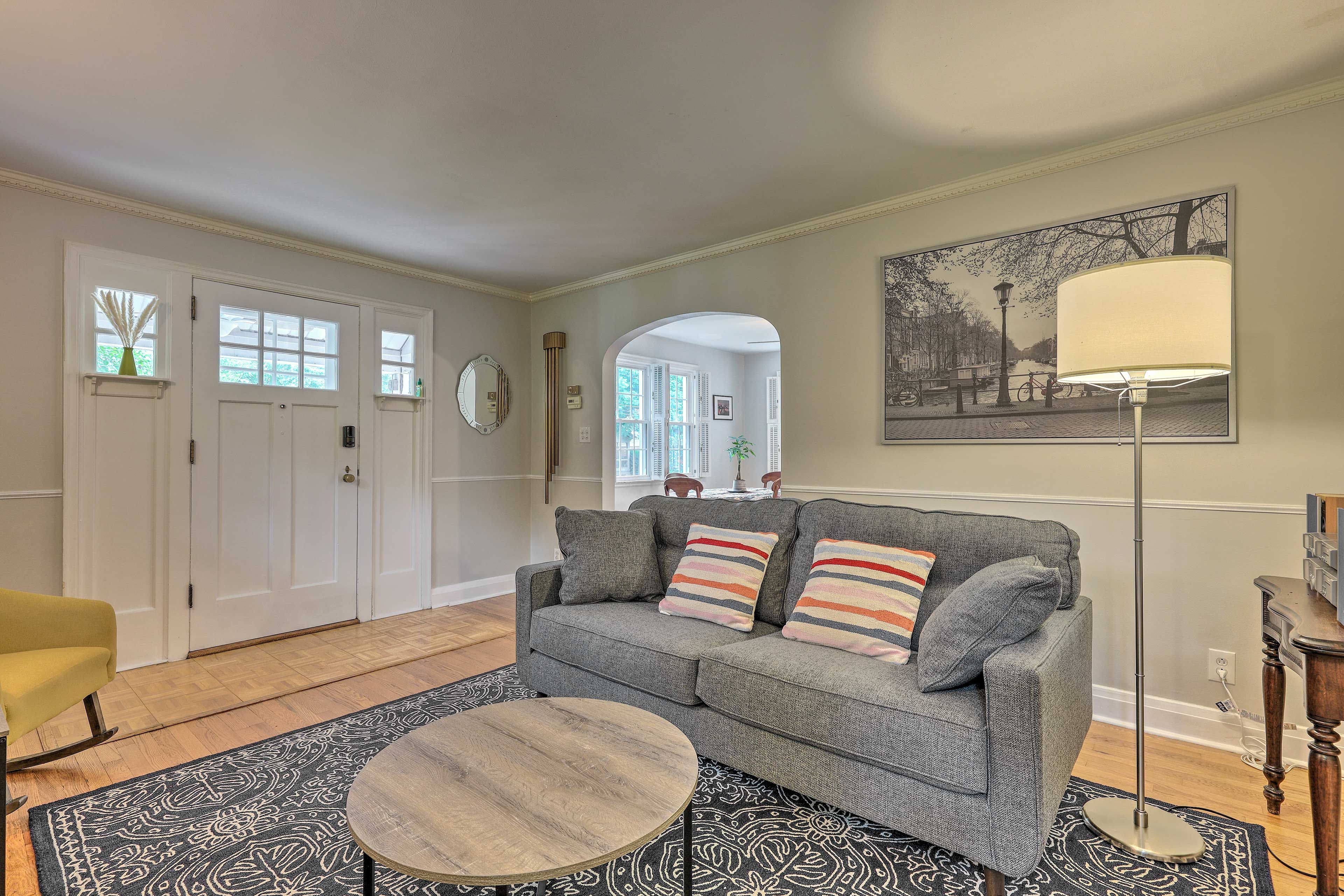 Living Room | 1st Floor | Smart TV