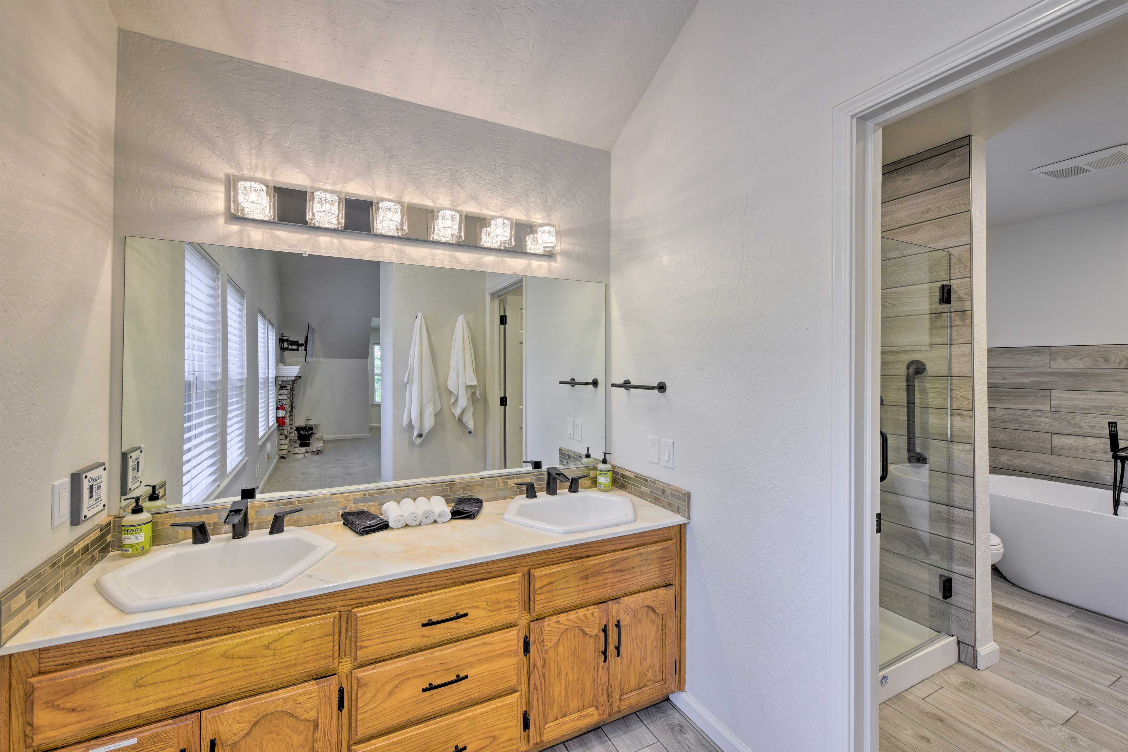 En-Suite Bathroom | Complimentary Toiletries | Towels & Linens