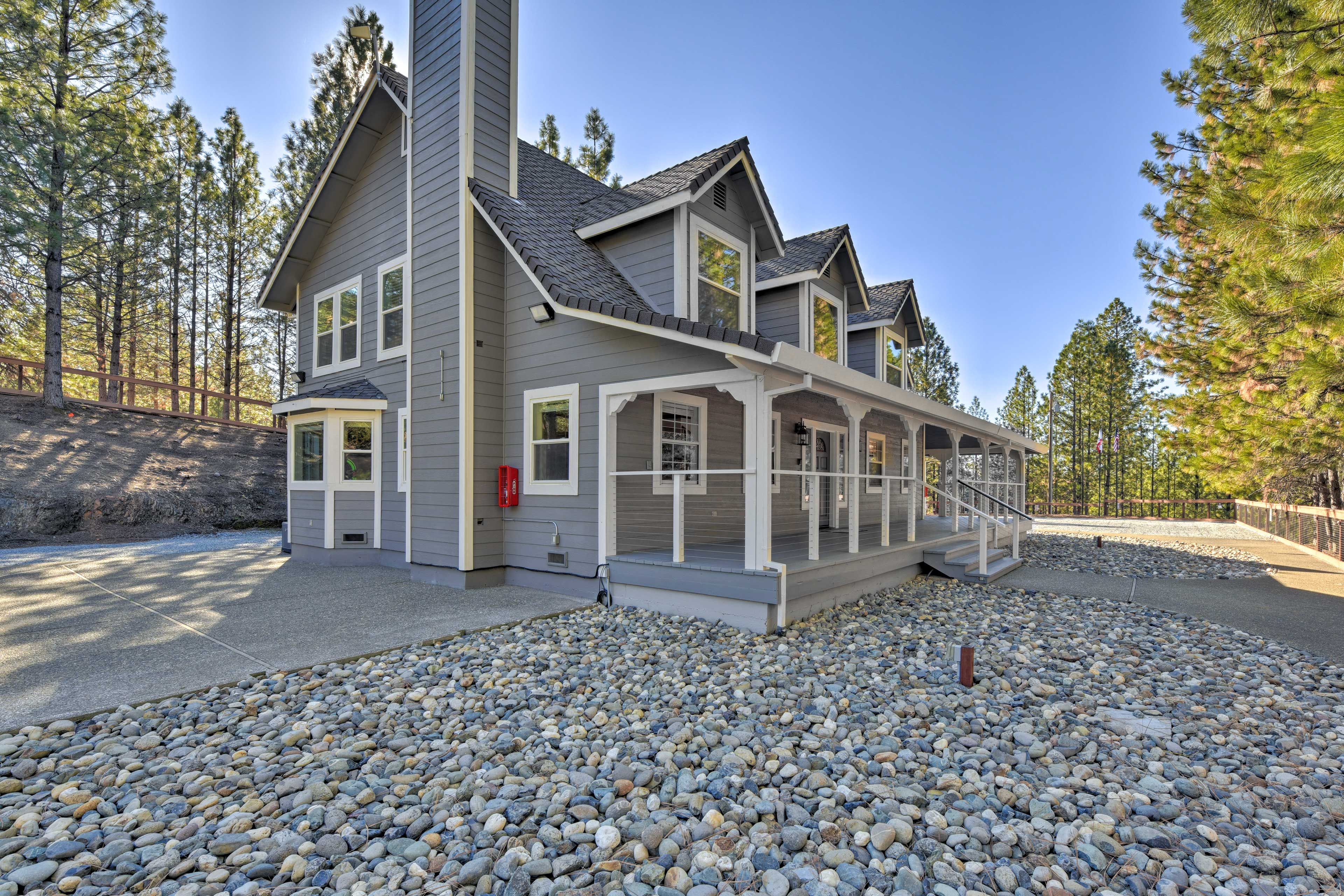 Parking | Garage (2 Vehicles) | Driveway (4 Vehicles)