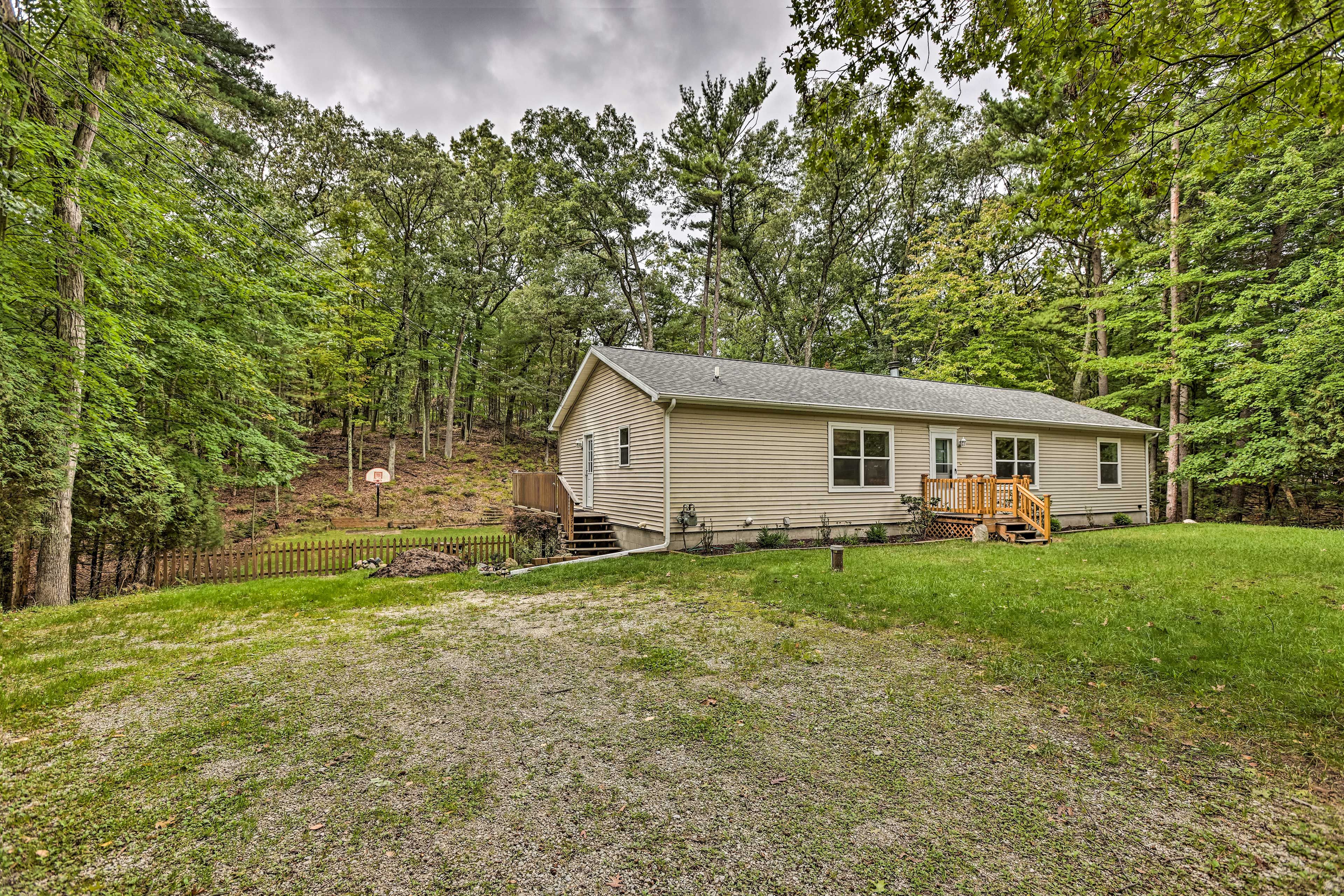 Property Exterior | Gravel/Sand Driveway (6 Vehicles)