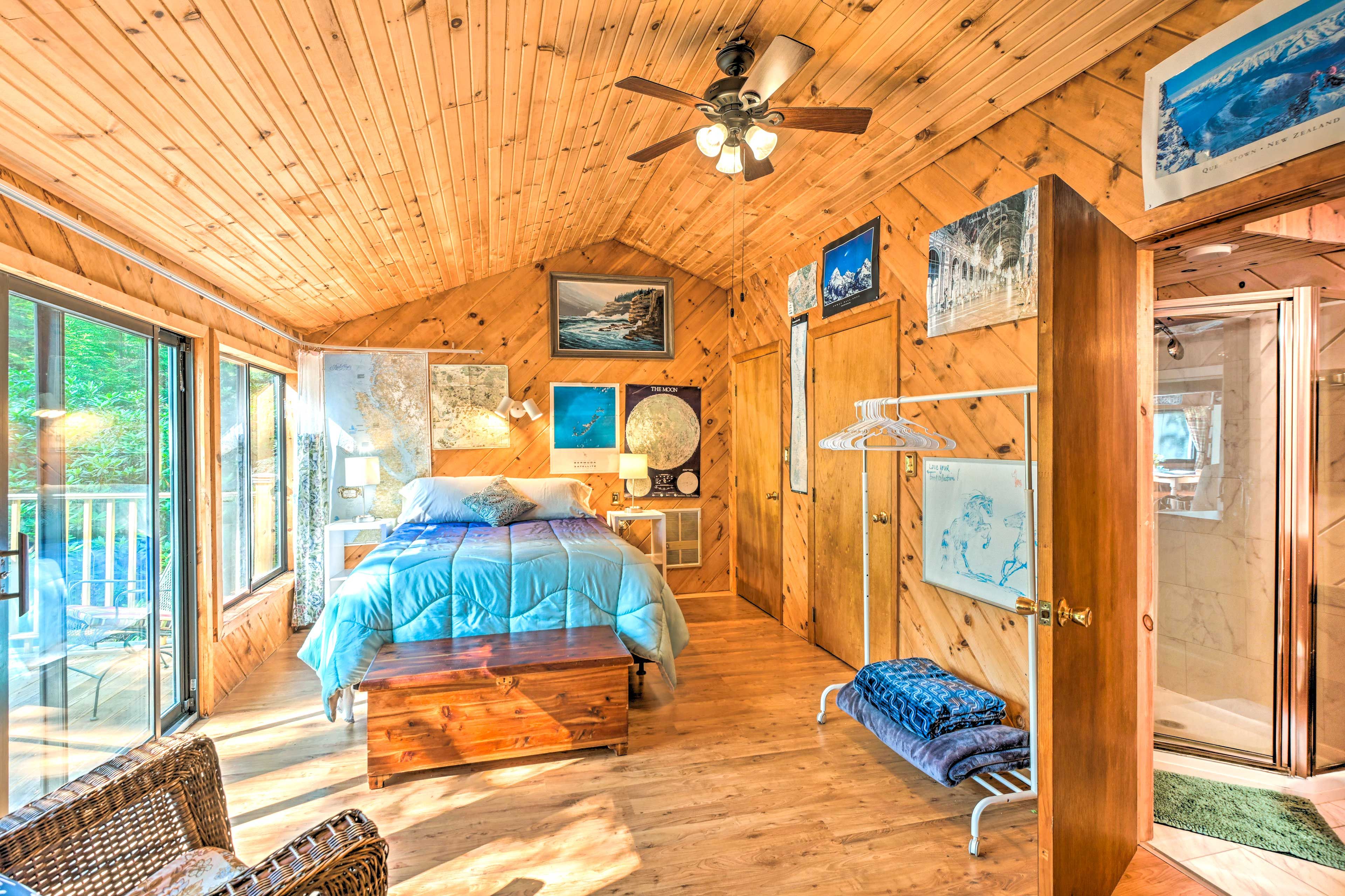 Bedroom 1 | 1st Floor | Queen Bed | Linens Provided
