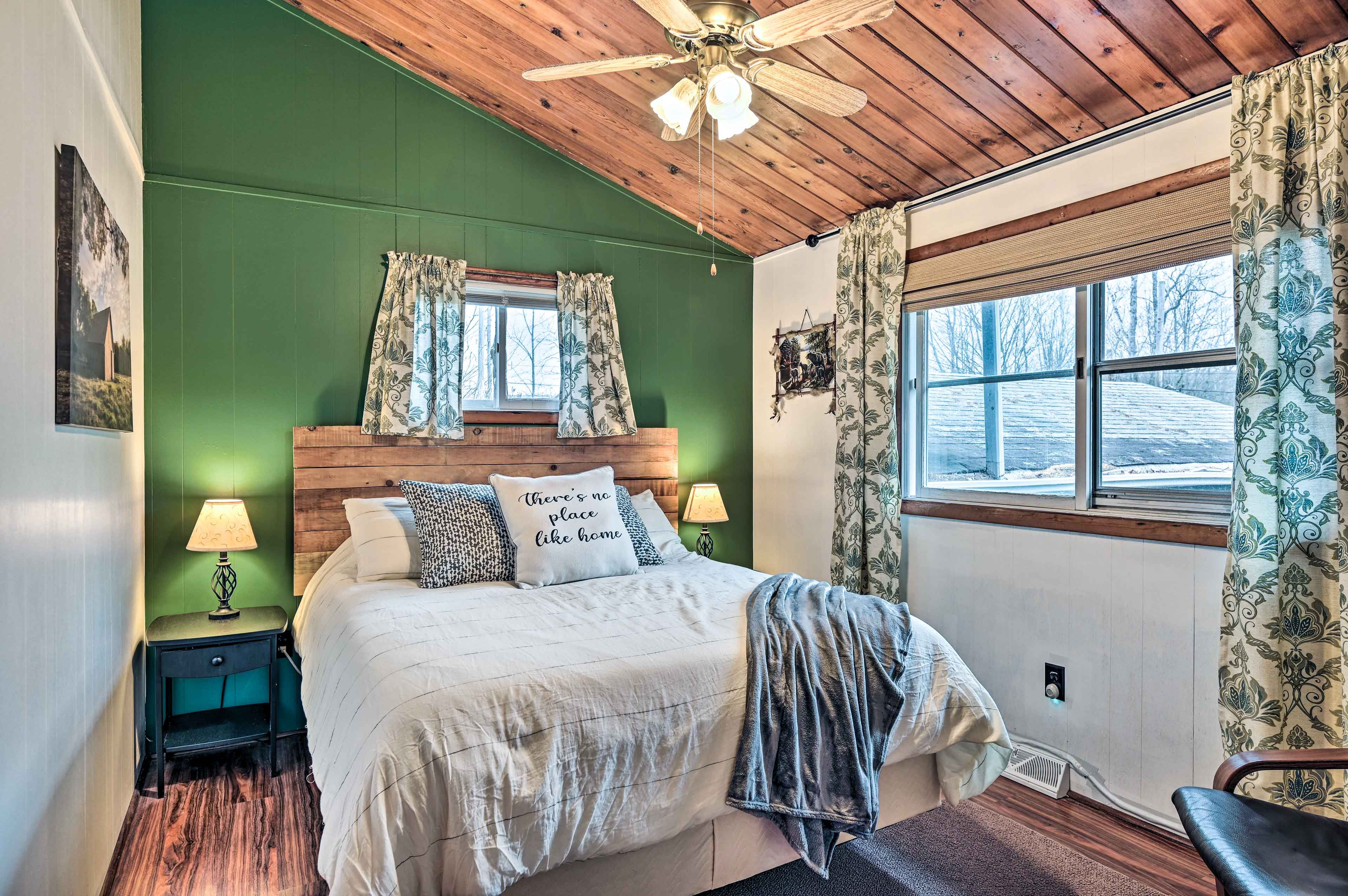 Bedroom 1 | Queen Bed
