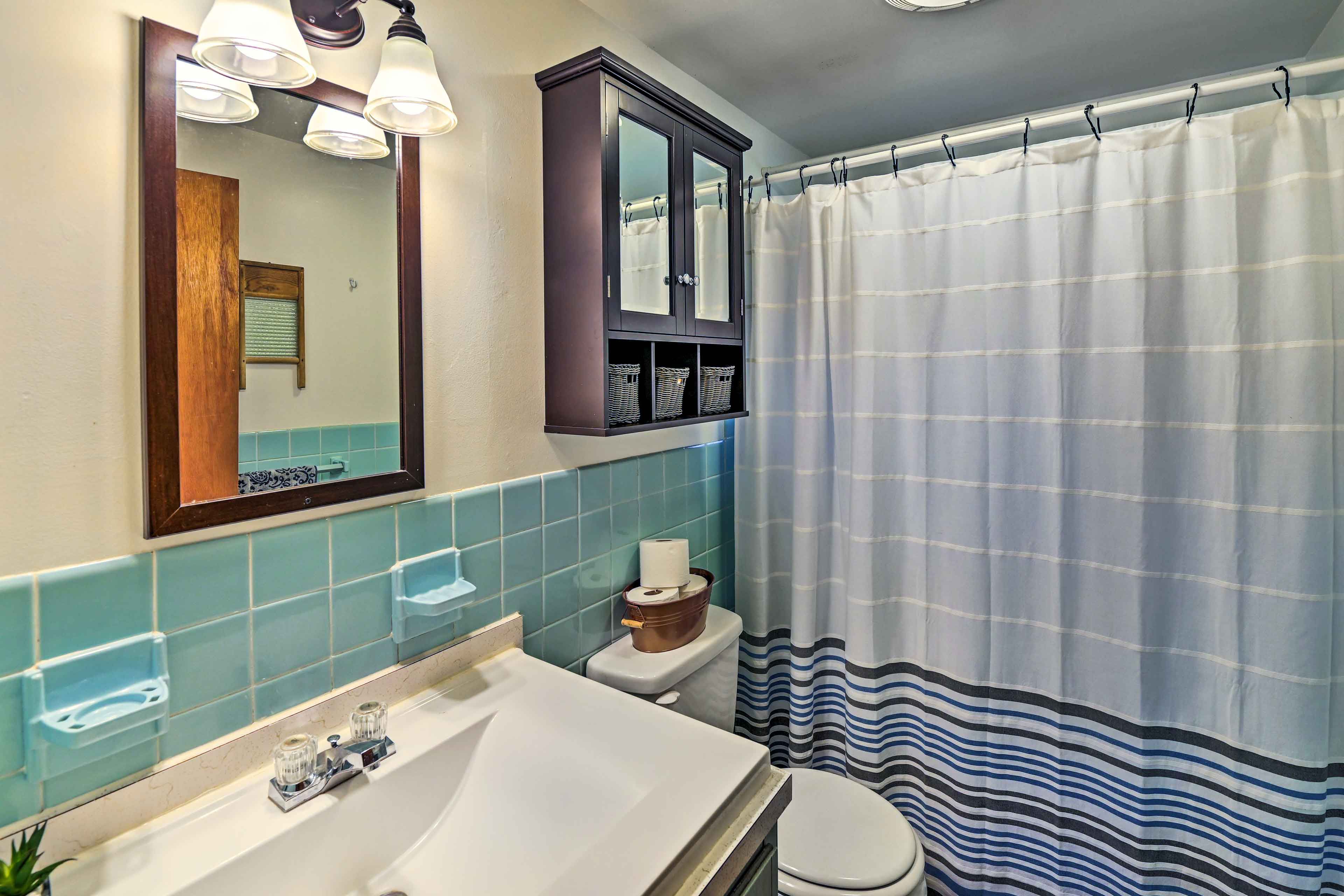 Full Bathroom | Linens | Complimentary Toiletries | No Towels