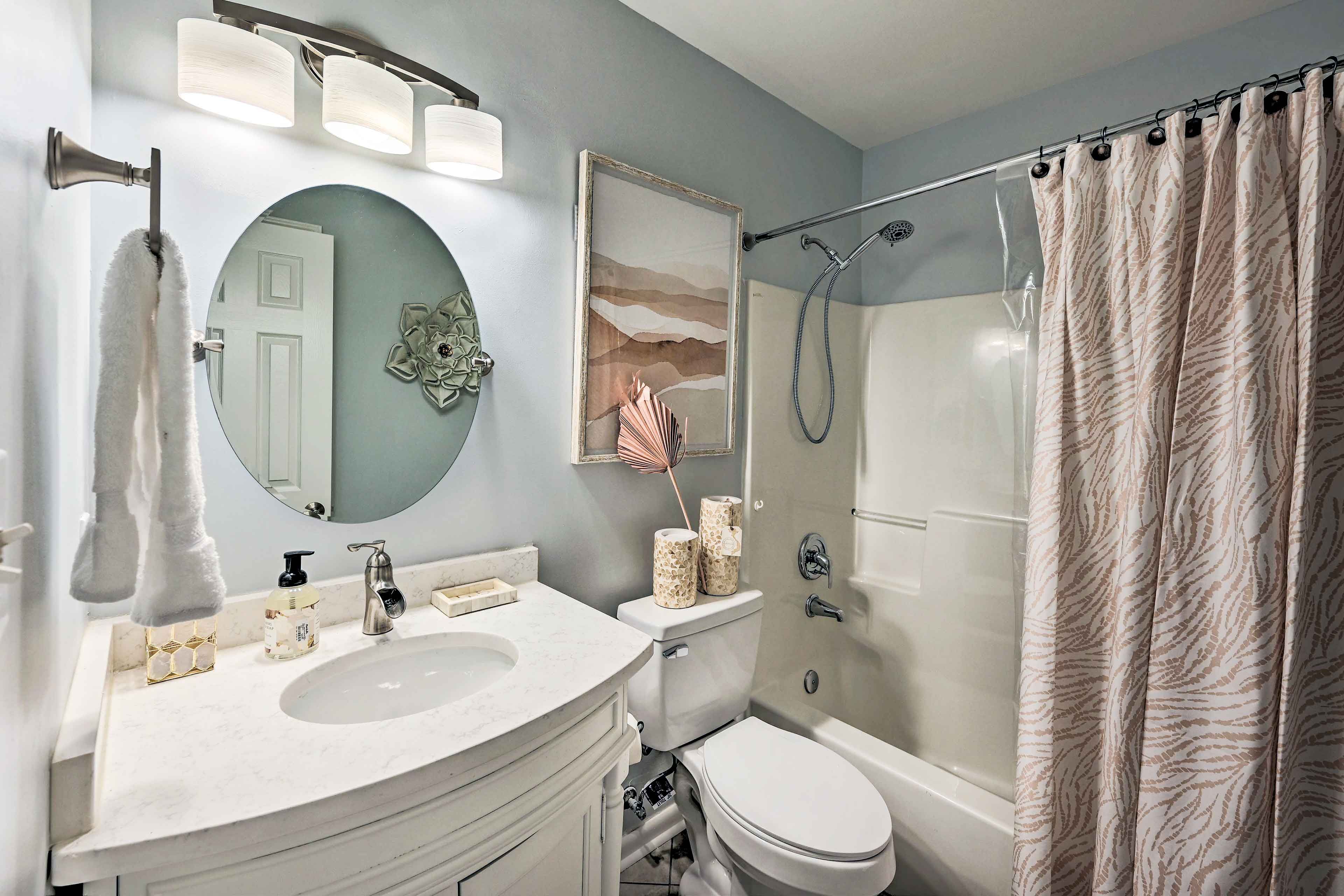 Full Bathroom | Hair Dryer | Towels Provided
