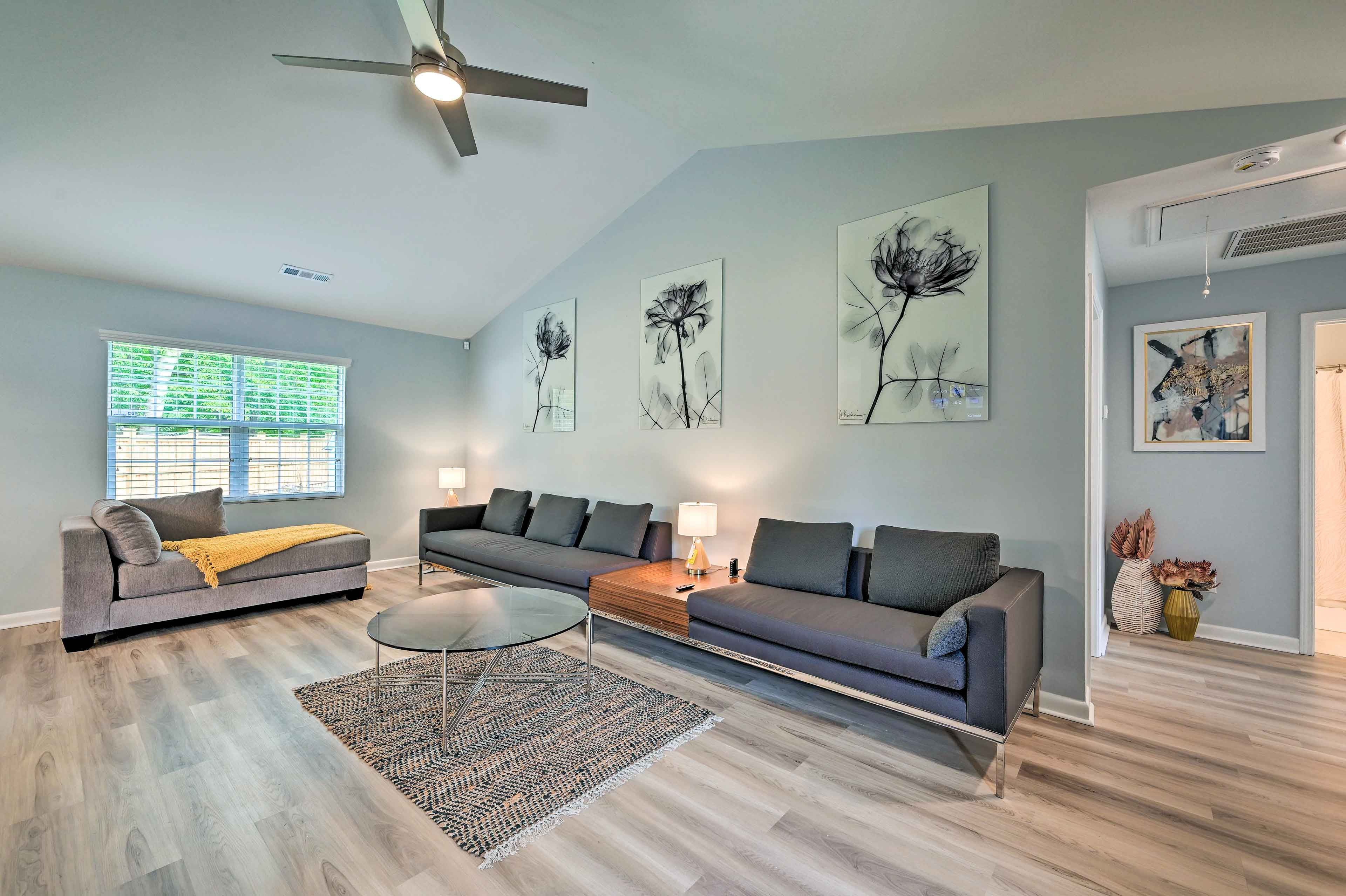 Living Area | Single-Story Home | Smart TV w/ Cable