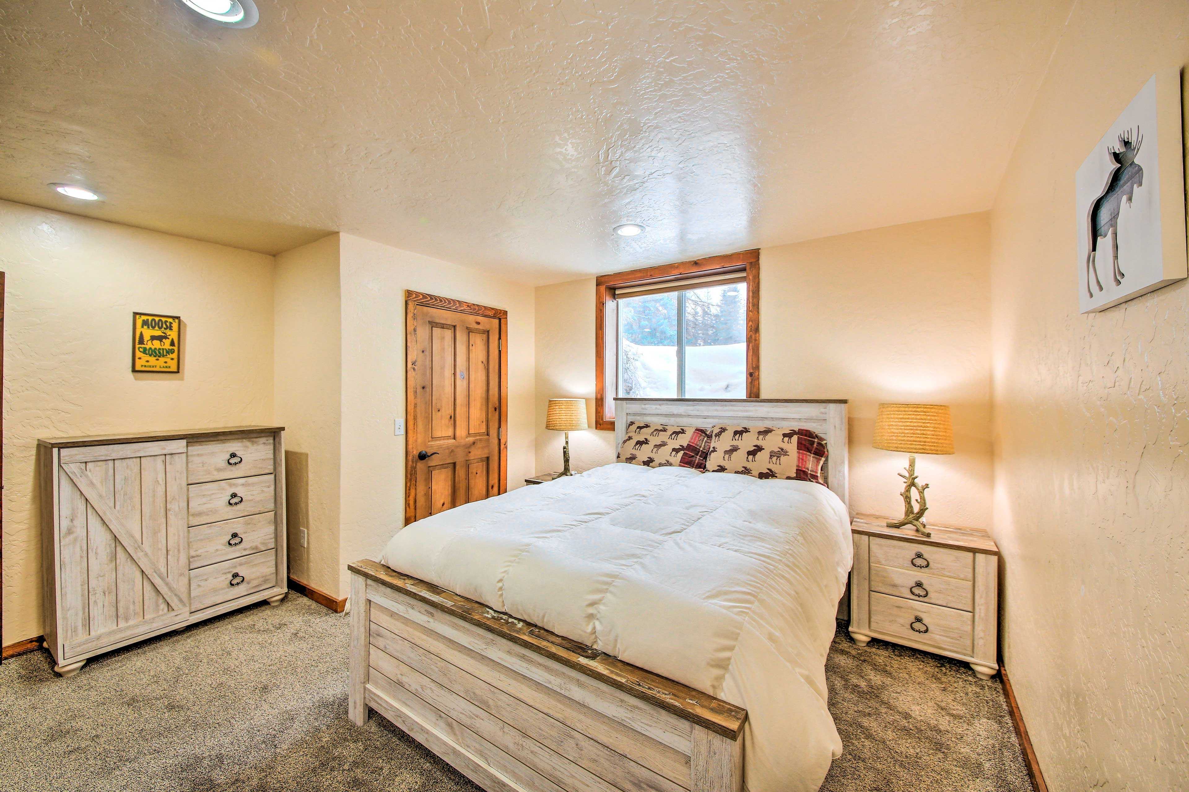 Bedroom 3 | Queen Bed