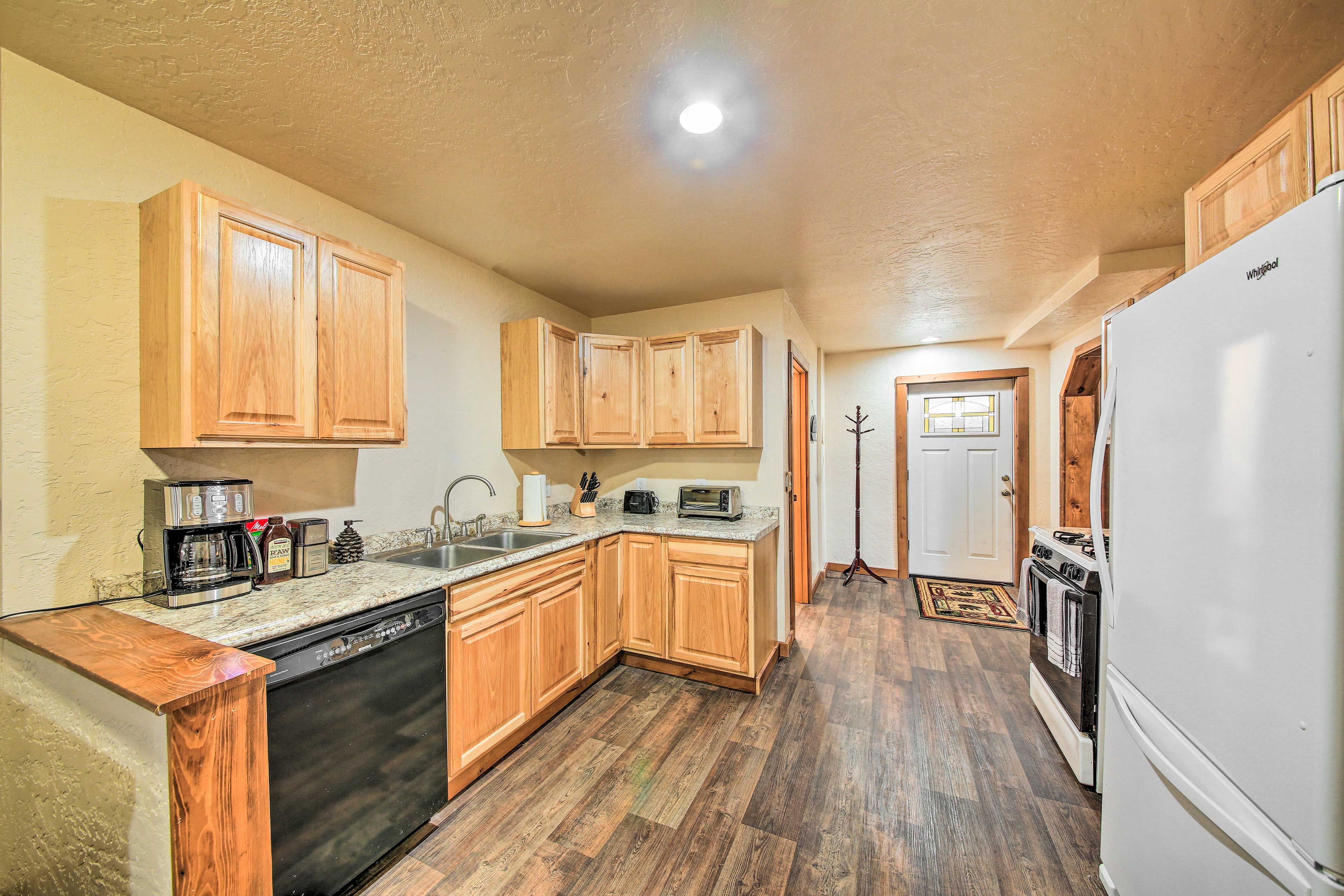 Kitchen | Single-Story Interior | Free WiFi | Towels & Linens