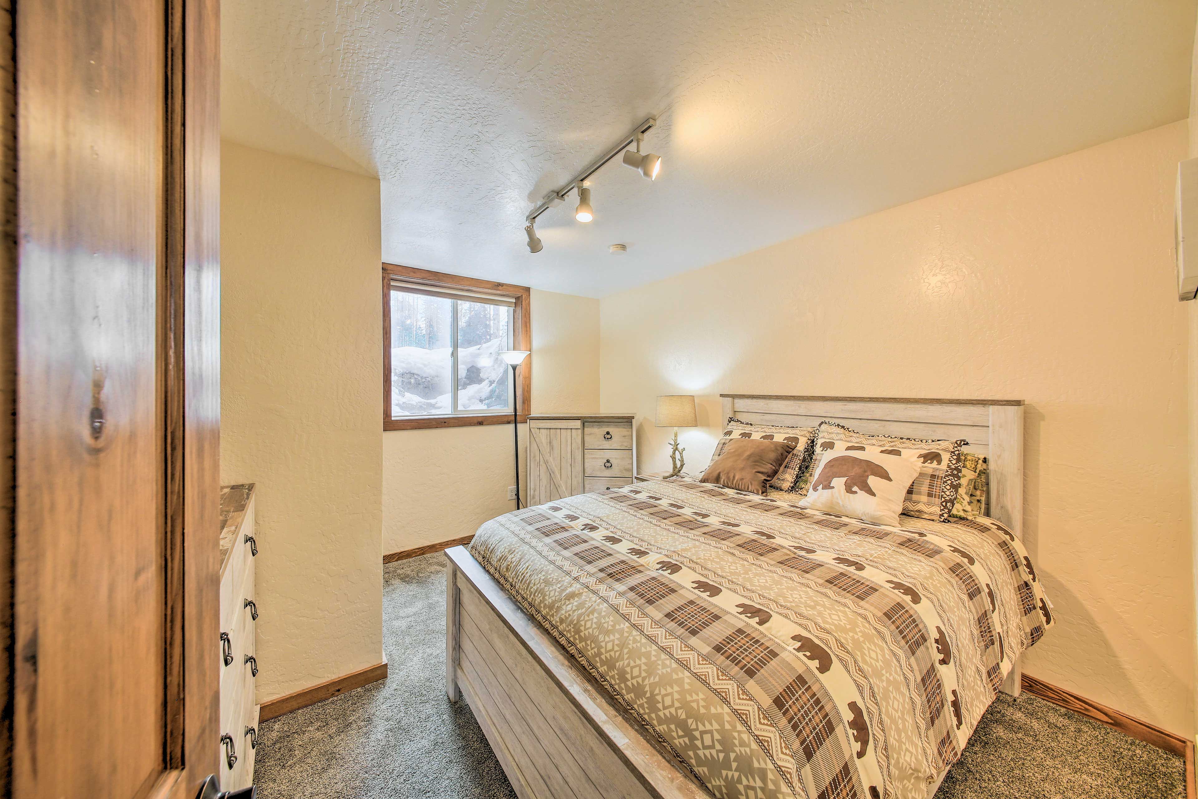Bedroom 2 | Queen Bed