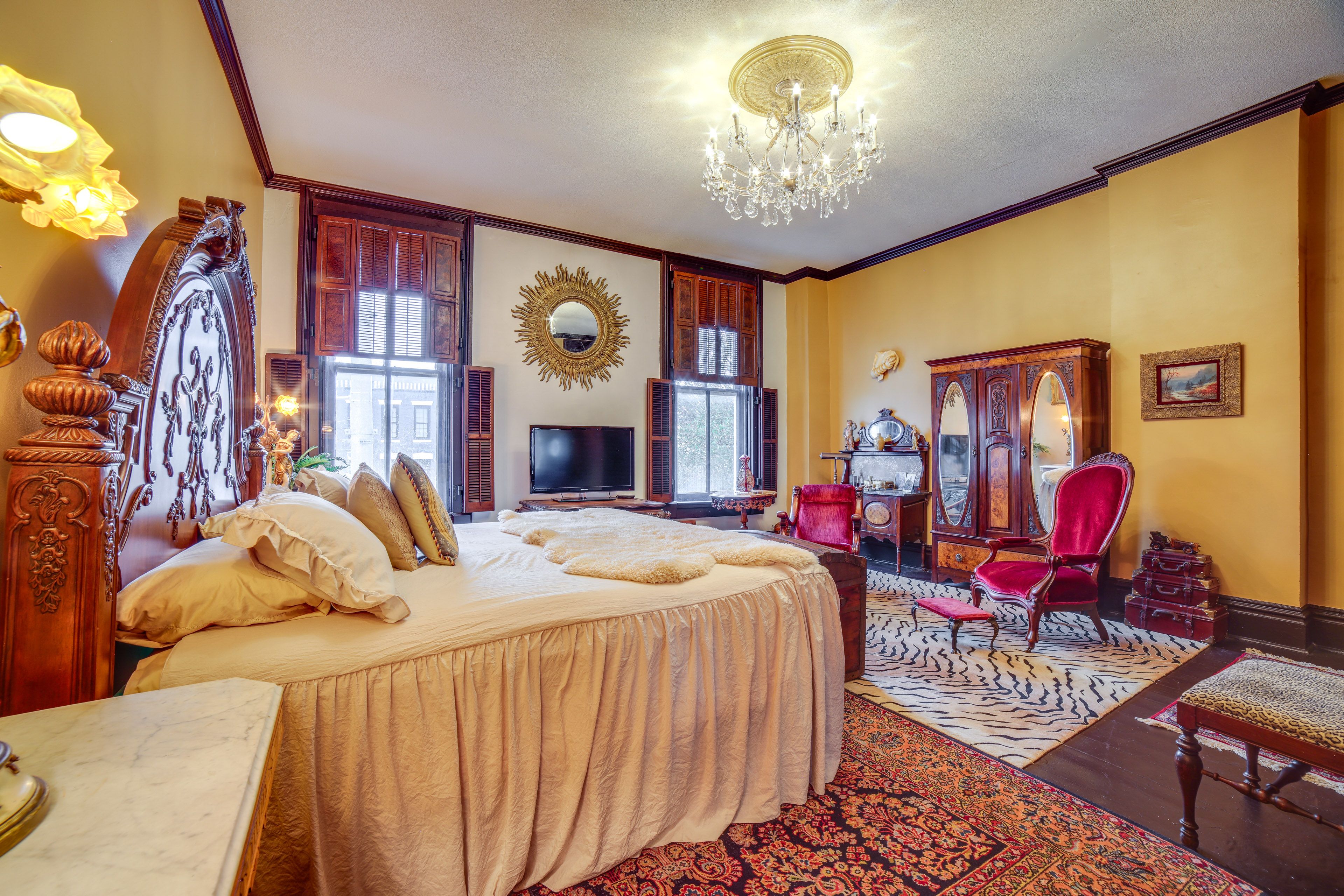 Bedroom 1 | King Bed | Smart TV w/ Cable