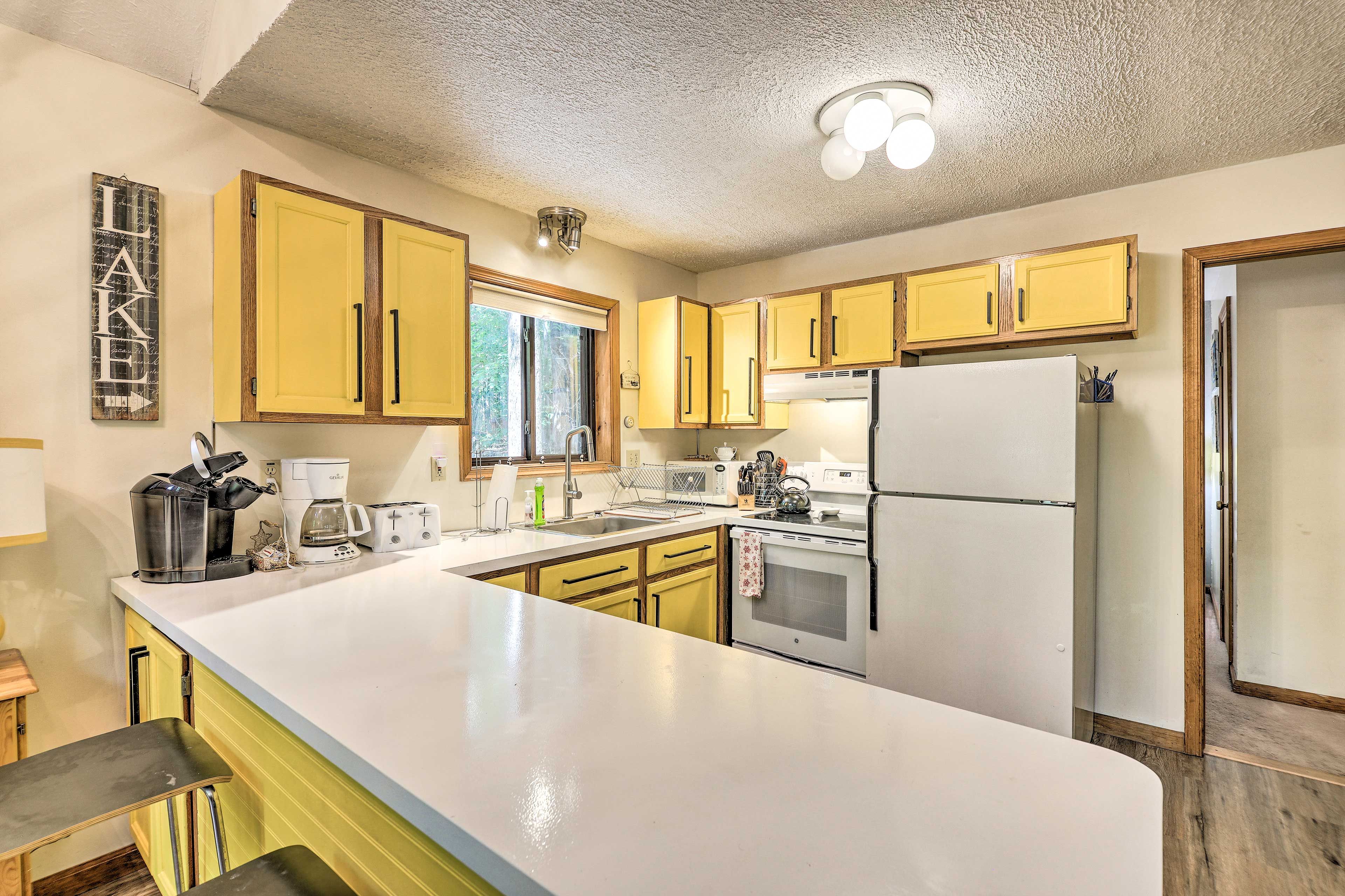 Kitchen | Electric Heating | ~ 1.5 Mi to Arrowhead Lake