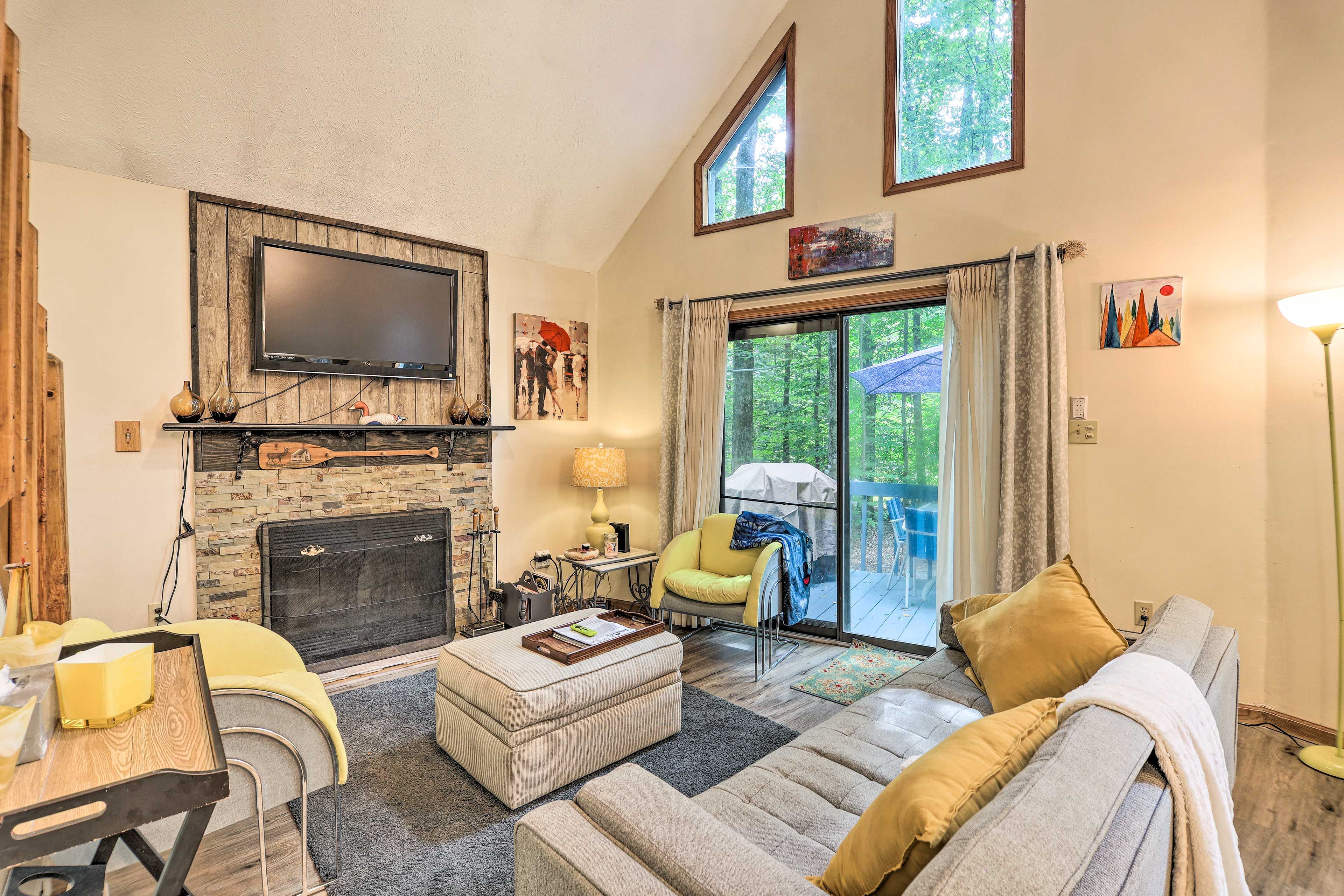 Living Area | 1,200 Sq Ft | Free WiFi