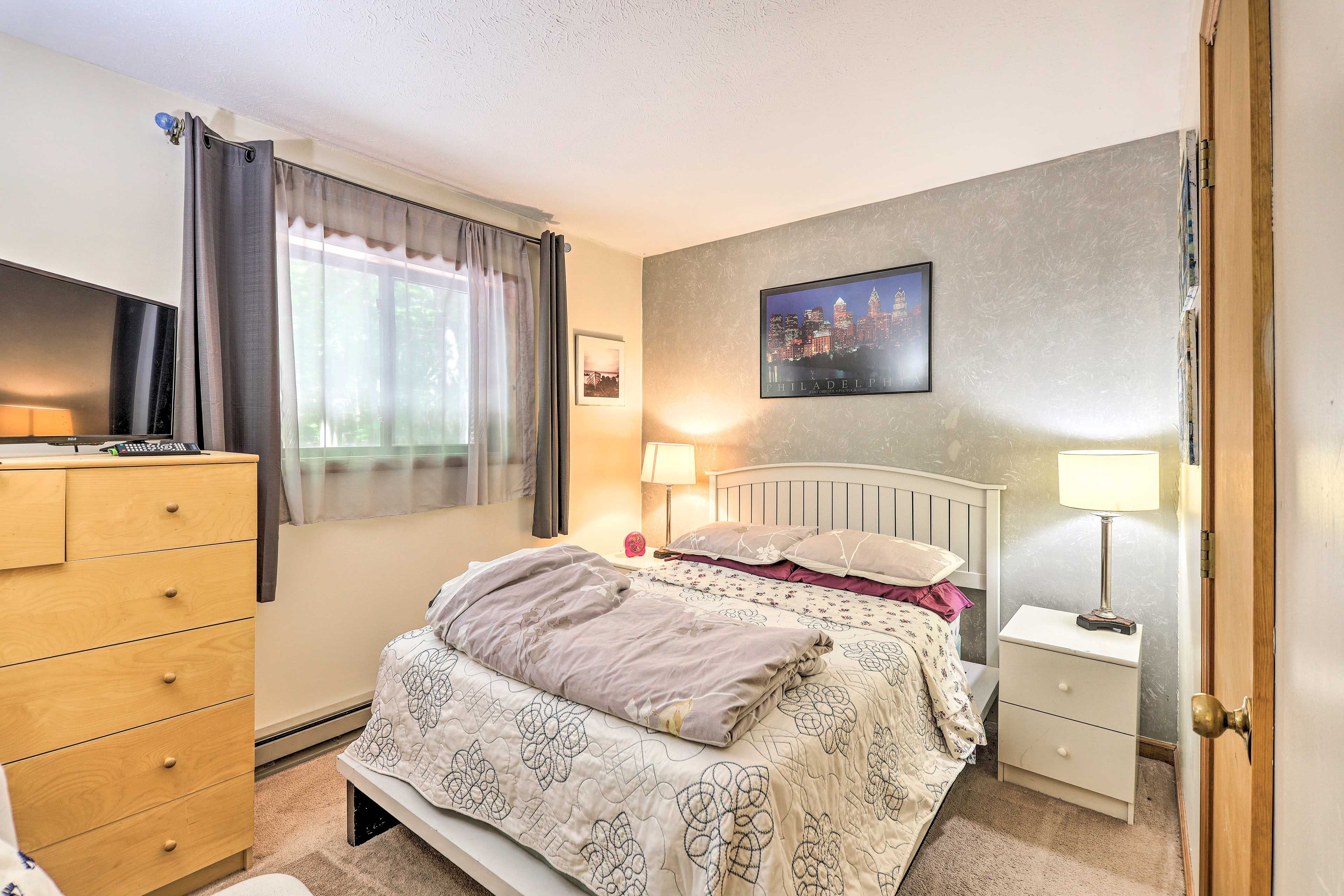 Bedroom 1 | Queen Bed | Linens Provided | Main Floor