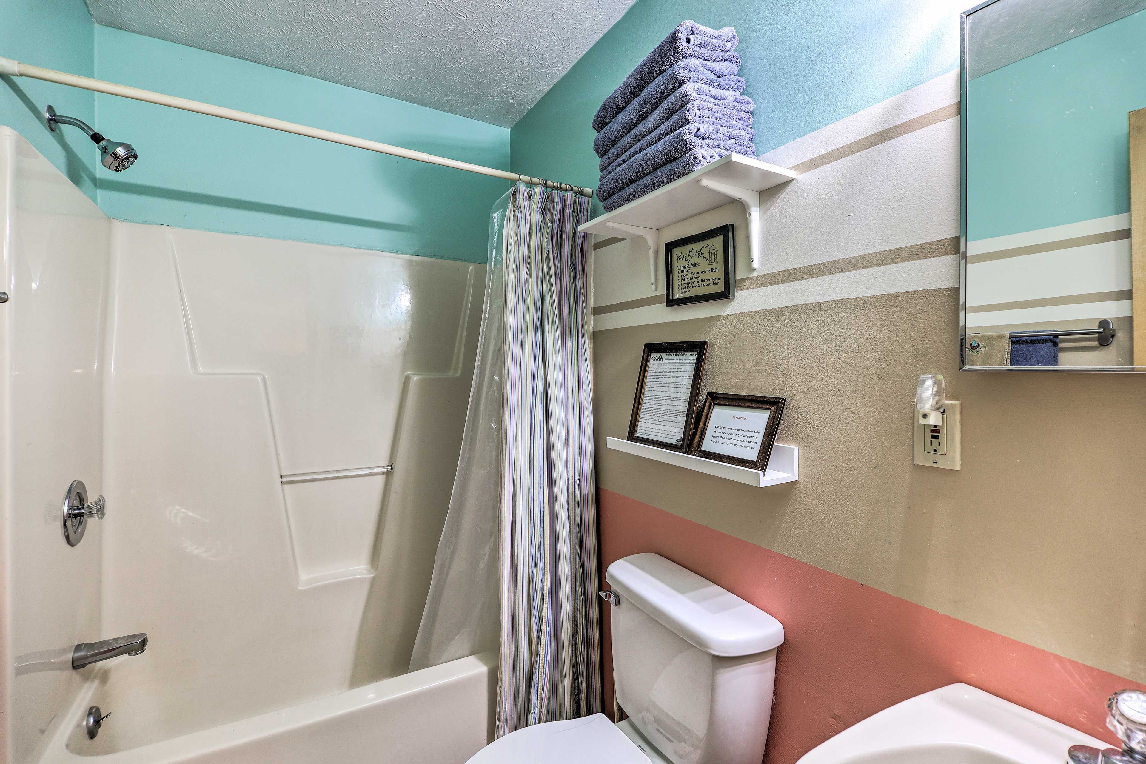 Full Bathroom | Towels Provided | Main Floor