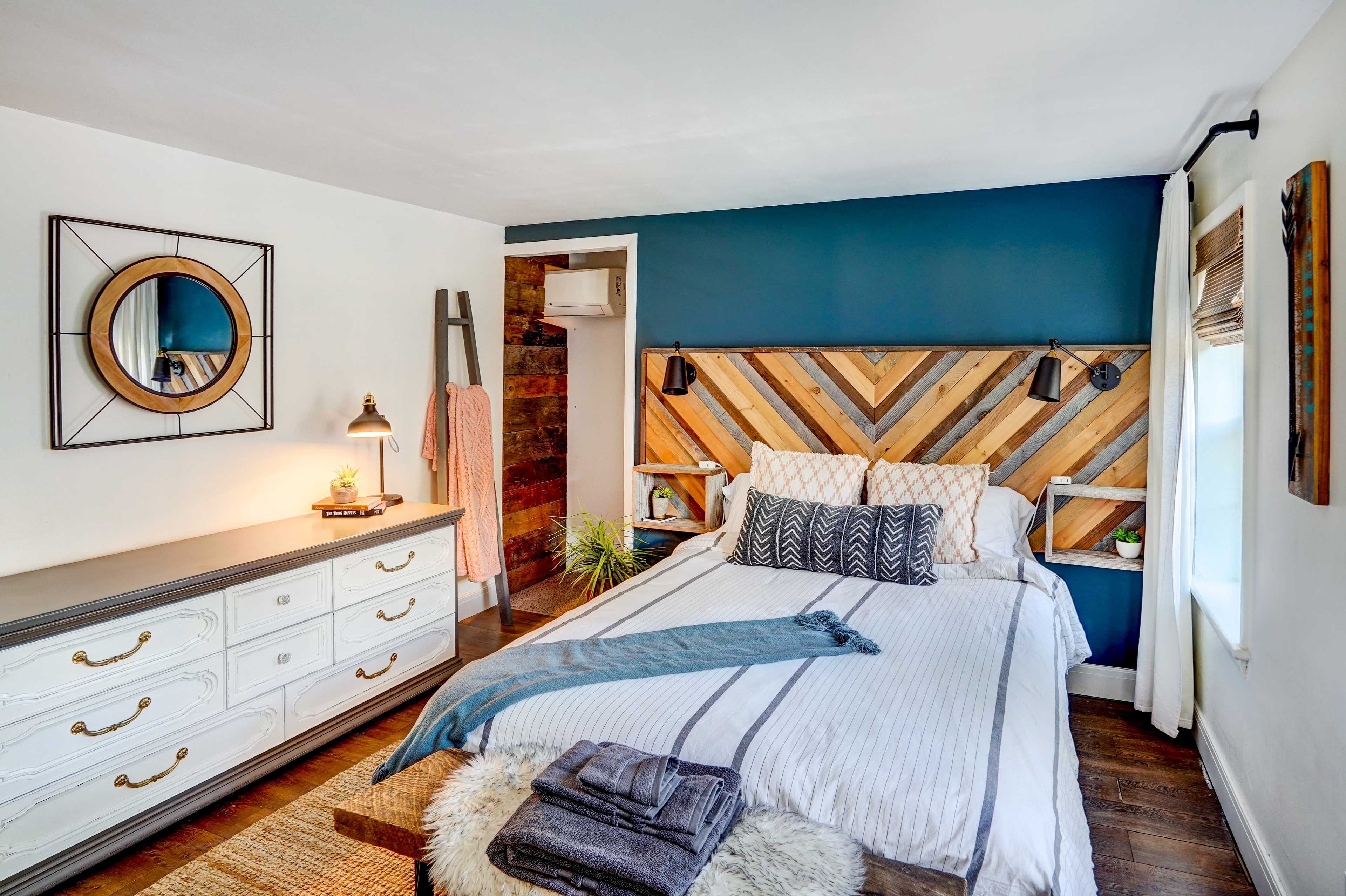 Bedroom 2 | Full Bed | 3rd Floor | Vanity Area